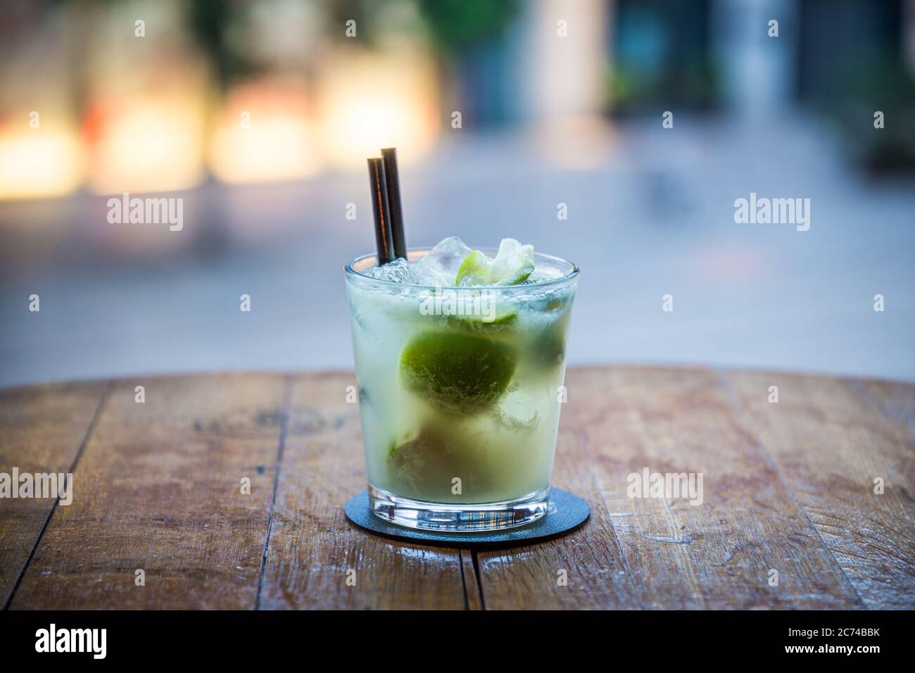 sur l'image, vous pouvez voir un cocktail de rhum classique sur une table en bois et l'arrière-plan de l'image est flou Banque D'Images