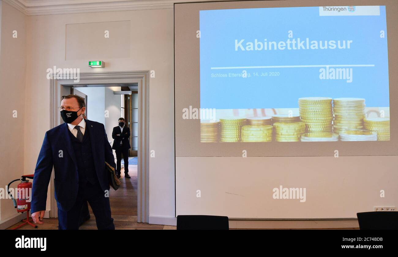 Ettersburg, Allemagne. 14 juillet 2020. Bodo Ramelow (Die Linke), Ministre-président de la Thuringe, vient à la réunion privée avec la protection de la bouche et du nez. La réunion examinera également un nouveau plan de relance économique possible pour lutter contre les conséquences économiques de la crise de Corona. La CDU a été invitée, mais a refusé de participer. Credit: Martin Schutt/dpa-Zentralbild/dpa/Alay Live News Banque D'Images