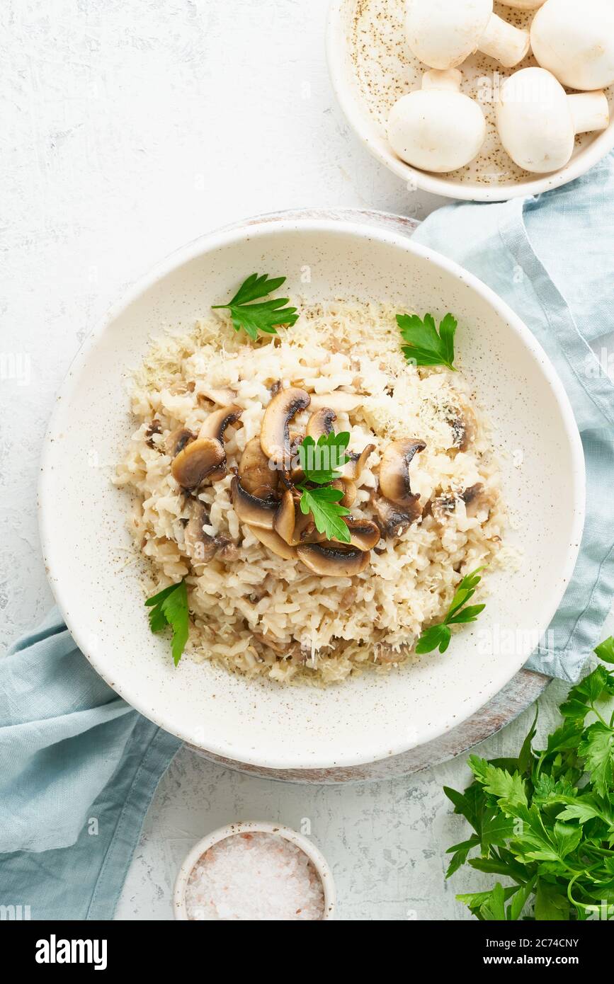 Risotto aux champignons dans l'assiette. Porridge de riz aux champignons et au persil Banque D'Images