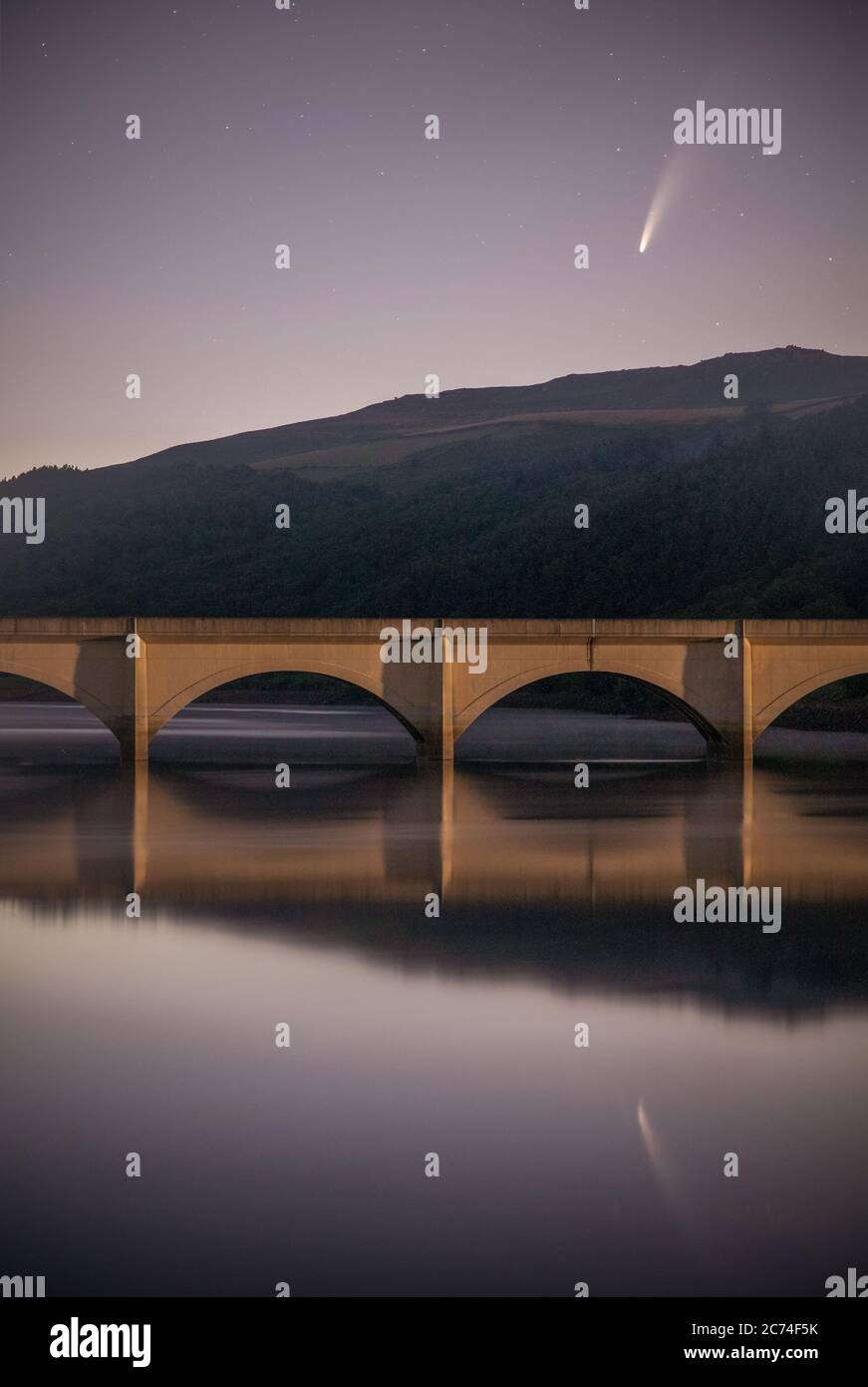 Comet Neowise dans le ciel au-dessus du réservoir Ladybower et Ashopton Viaduct dans le parc national du Peak District au Royaume-Uni Banque D'Images
