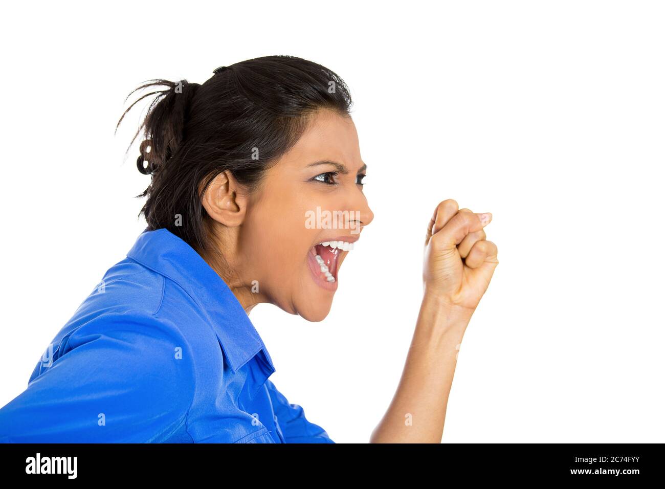 Gros plan d'une femme en colère criant avec la large bouche ouverte étant hystérique Banque D'Images