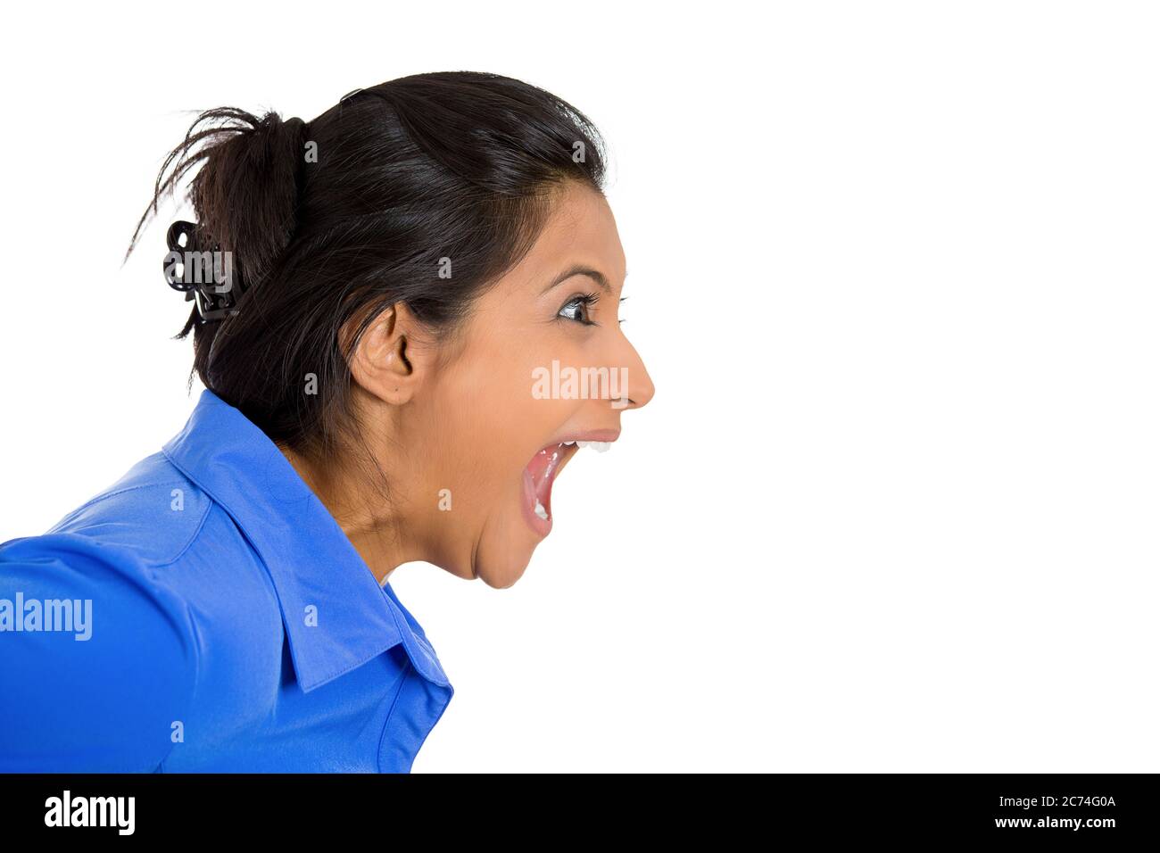 Gros plan d'une femme en colère criant avec la large bouche ouverte étant hystérique Banque D'Images