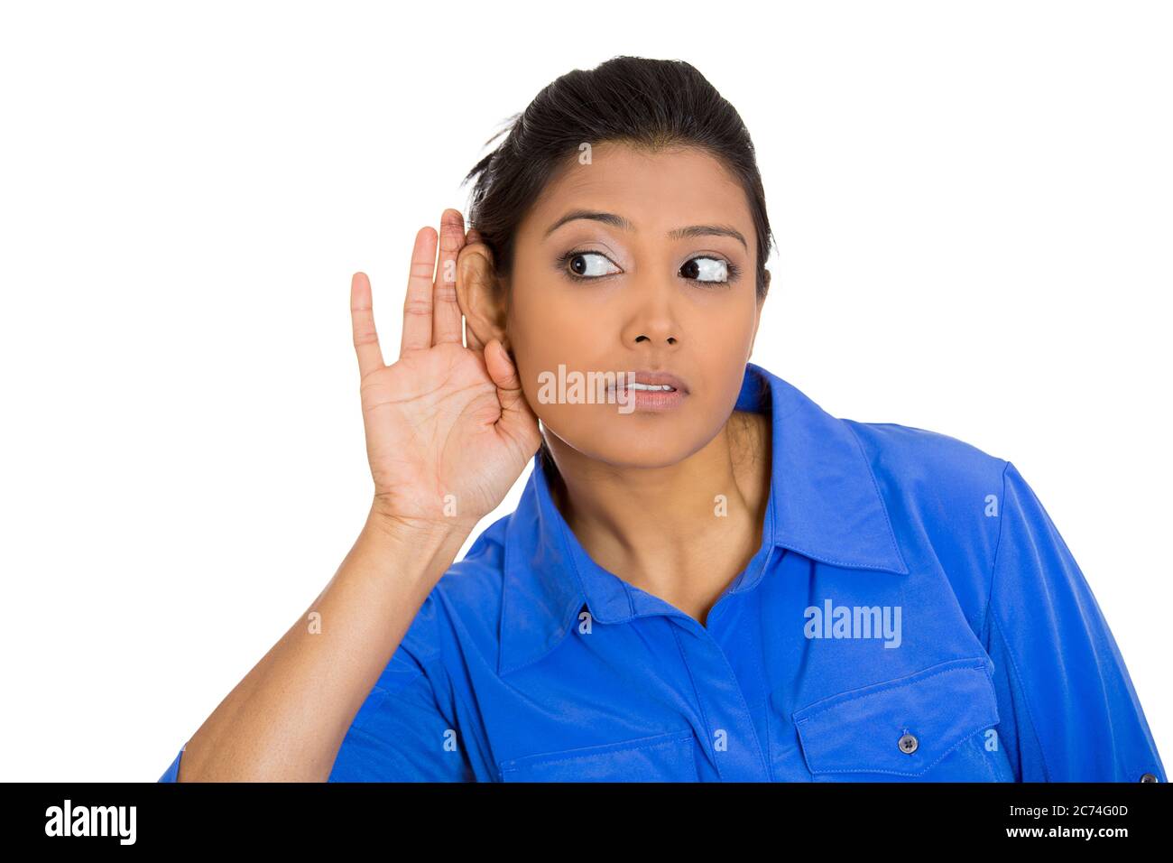 Portrait d'une femme nez avec un geste main à oreille écoutant une conversation de potins Banque D'Images