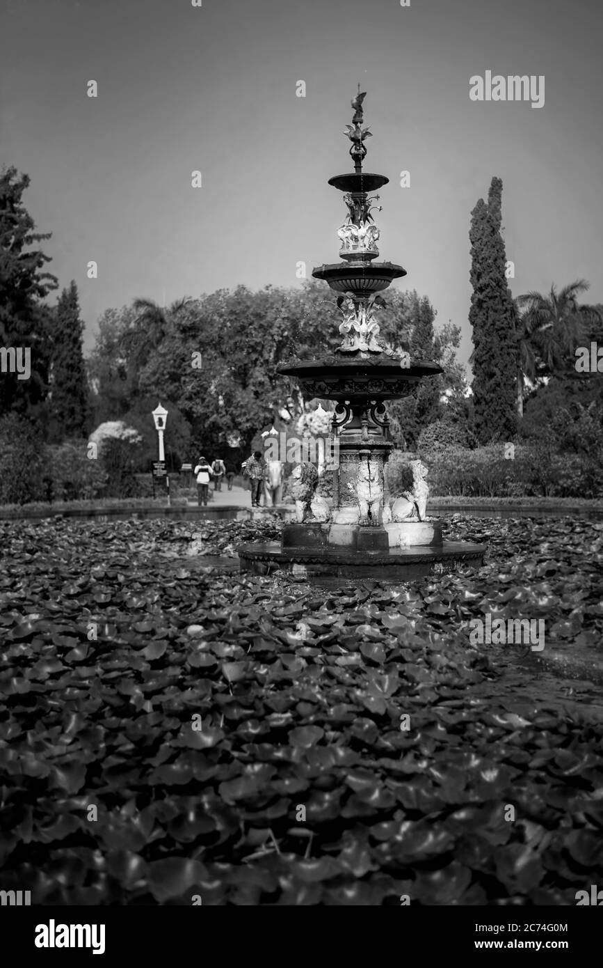 Fontaine noire et blanche dans un jardin Banque D'Images