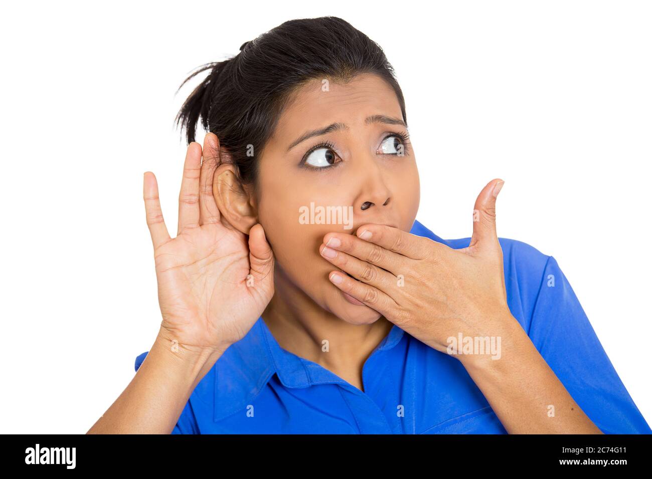 Portrait d'une femme choquée avec un geste main à oreille écoutant une conversation de potins Banque D'Images