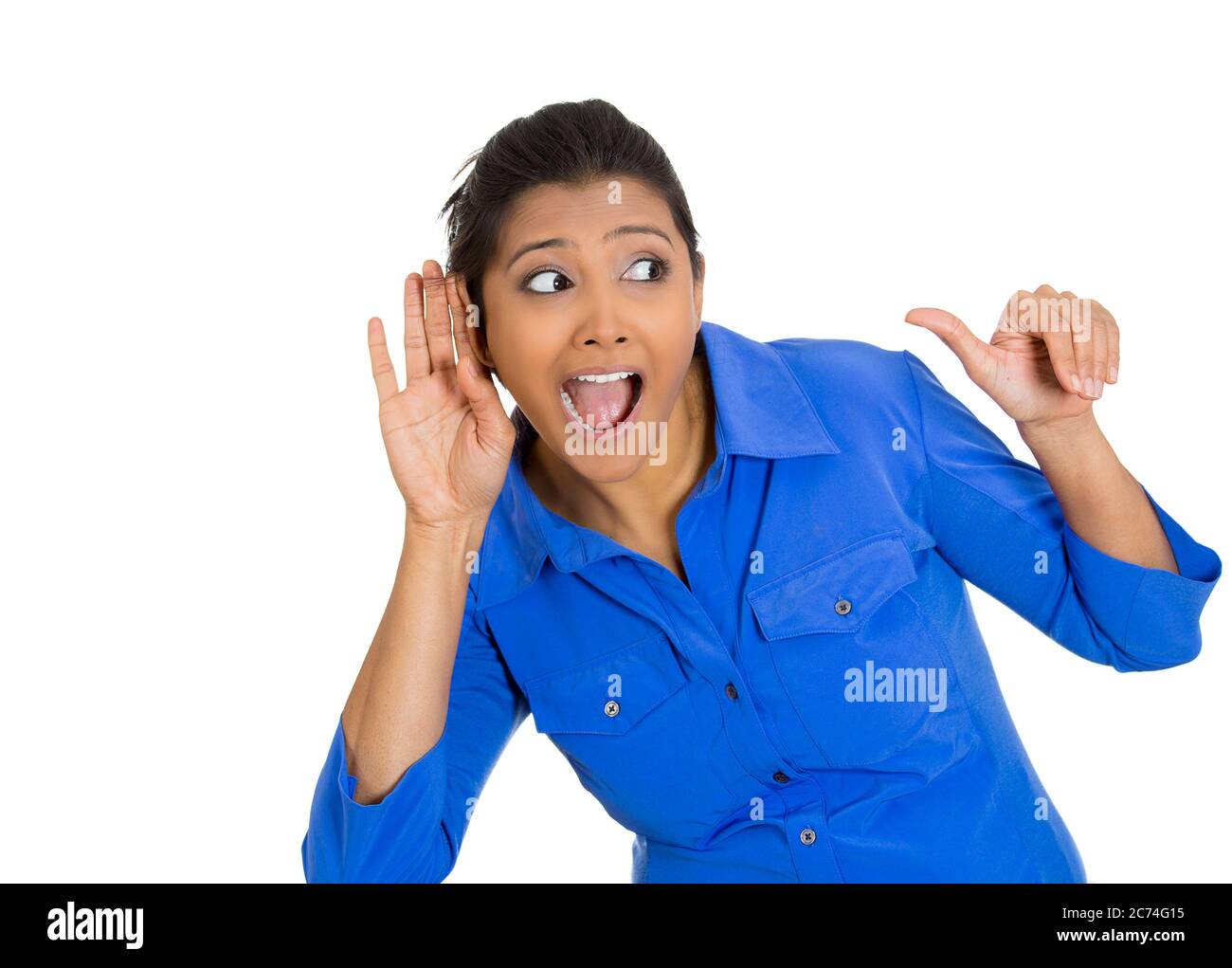 Portrait d'une femme nez avec un geste main à oreille écoutant une conversation de potins Banque D'Images