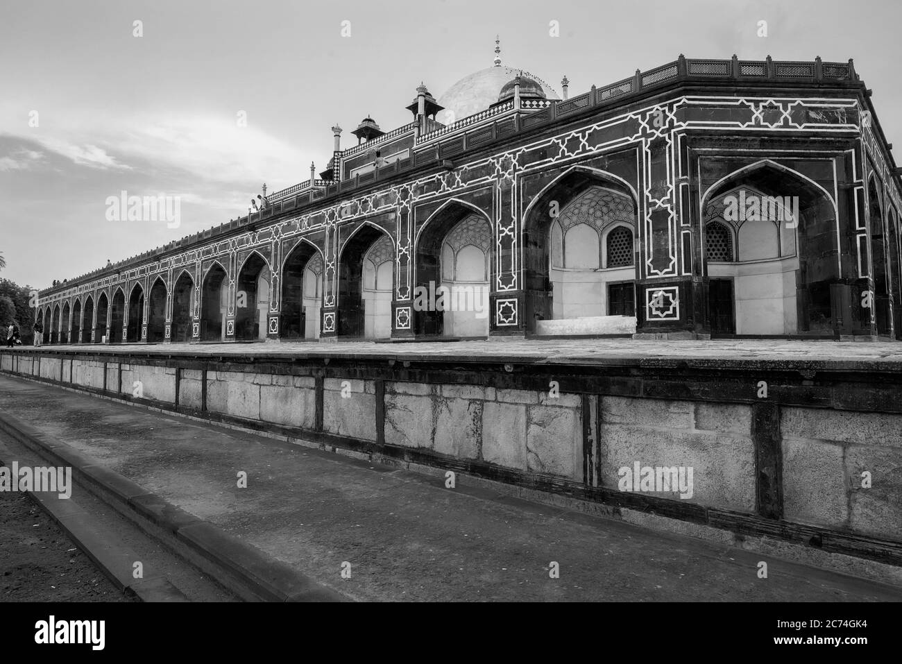 Photo grand angle créative en noir et blanc d'une architecture islamique Banque D'Images