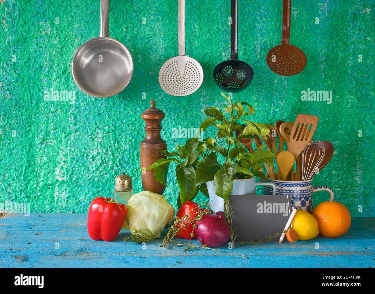 ingrédients alimentaires, tableau noir, ustensiles de cuisine, espace de copie gratuit Banque D'Images