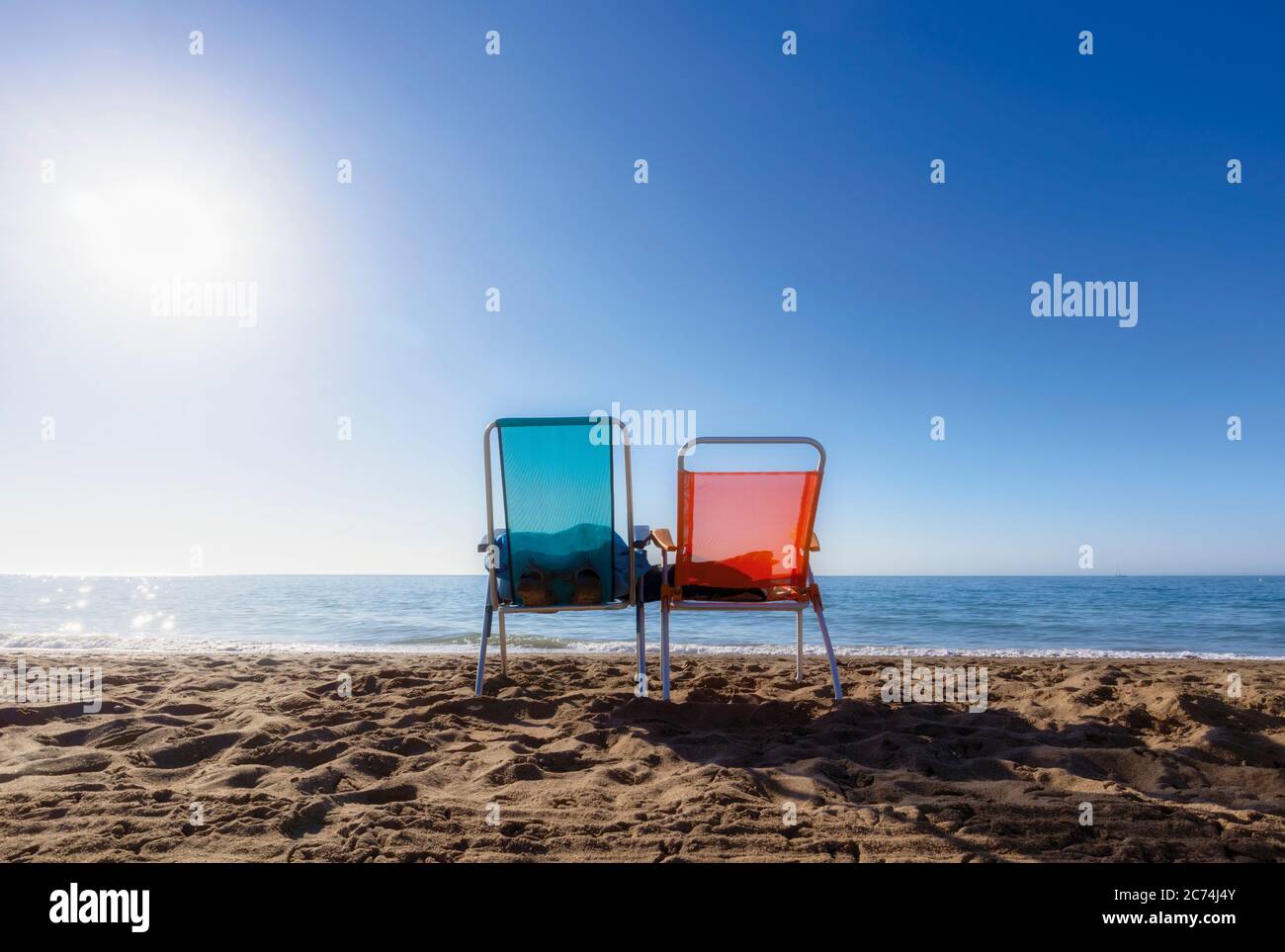 Torremolinos, Costa del sol, province de Malaga, Andalousie, sud de l'Espagne. Été. Tôt le matin sur la plage de Playamar. Deux chaises portatives vides. Banque D'Images