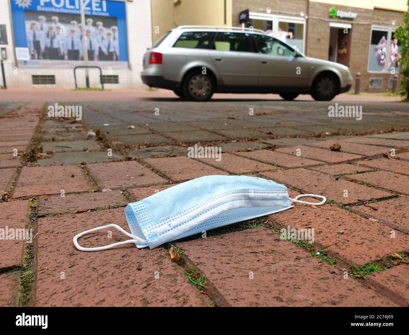 Masque de visage écrasé sur un trottoir, Allemagne, Rhénanie-du-Nord-Westphalie Banque D'Images
