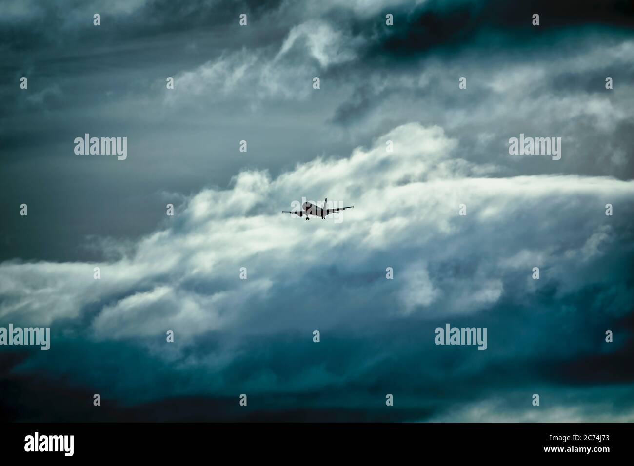 Un avion d'avion commercial débarque dans un ciel houlgique. Banque D'Images