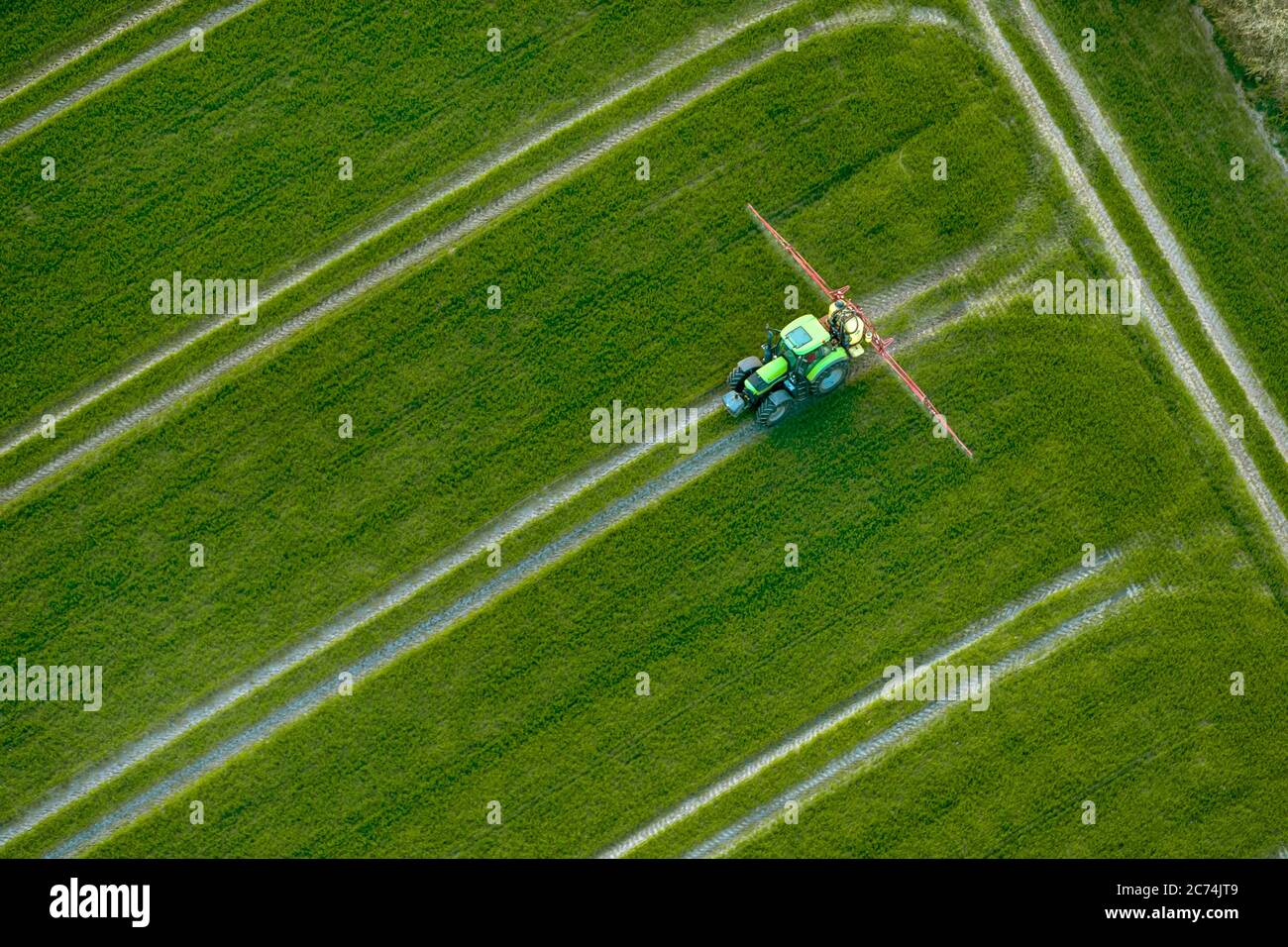Tracteur, application de pesticides, Allemagne, Schleswig-Holstein Banque D'Images