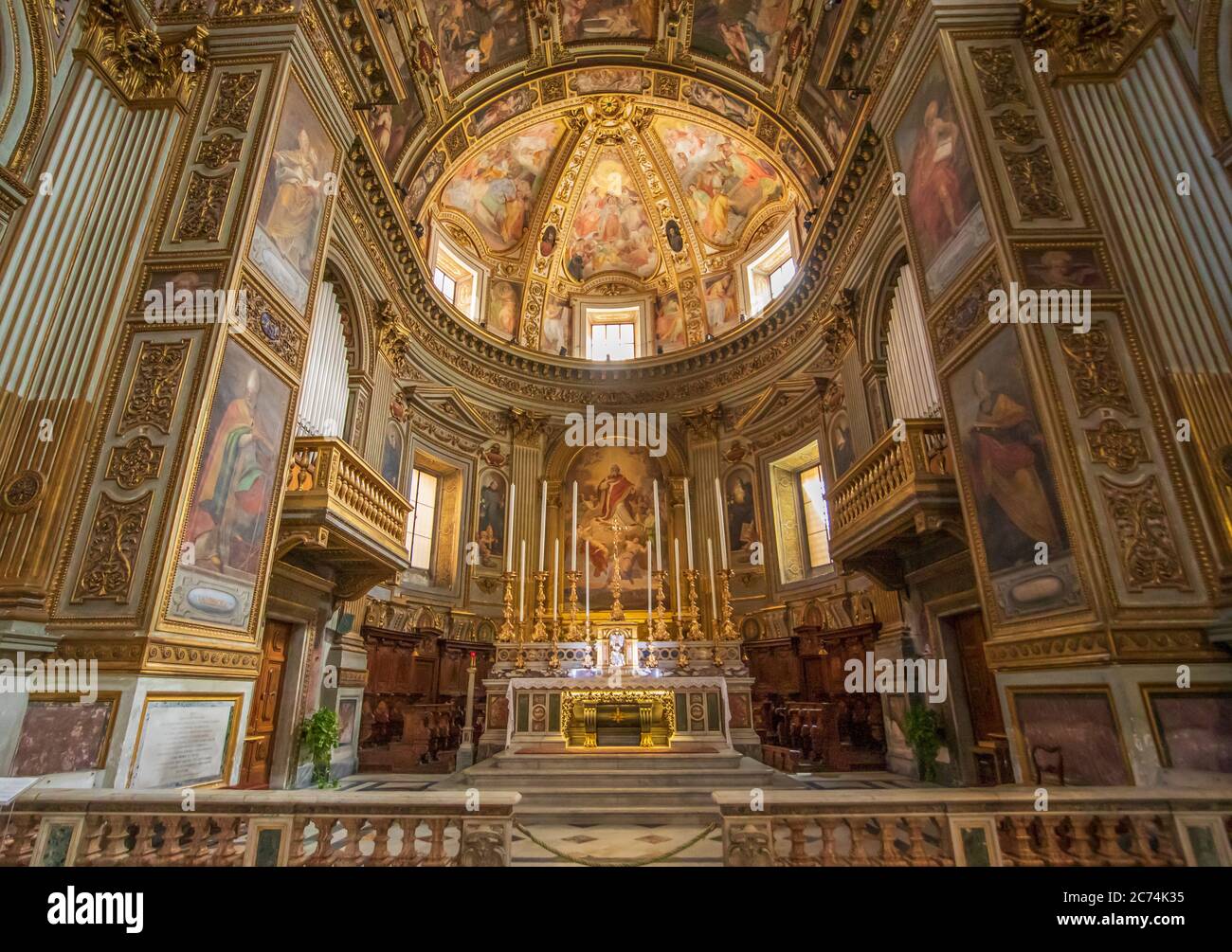 Siège du Vatican et centre principal du catholicisme, Rome présente des dizaines d'églises merveilleuses. Ici en particulier la basilique de San Marcello al Corso Banque D'Images