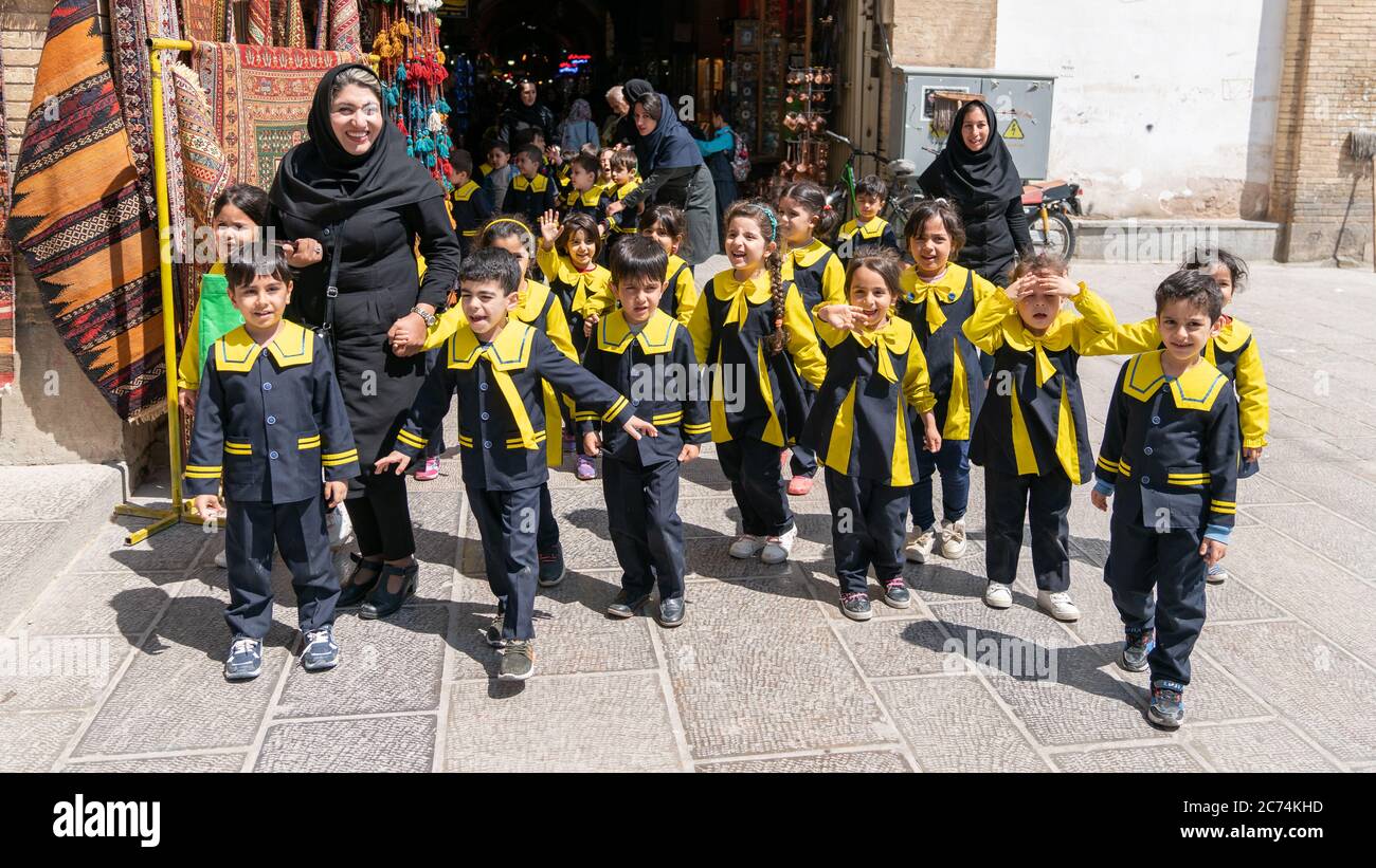 Ispahan, Iran - Mai 2019 : un groupe d'écoliers avec leurs enseignants  marchant dans une rue à Ispahan, Iran Photo Stock - Alamy
