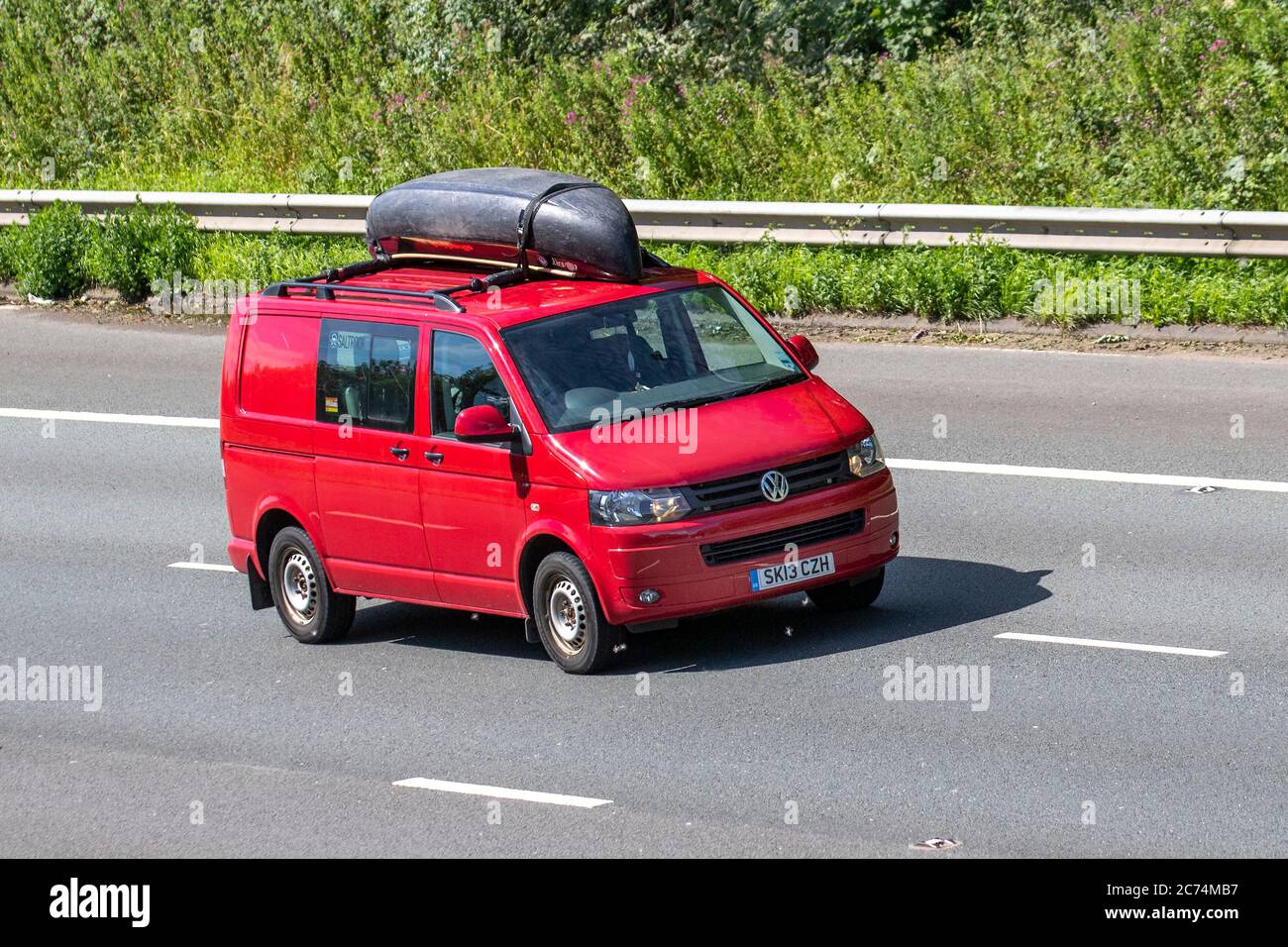 2013 Red Volkswagen transporter T32 BMT TDI S van; véhicules mobiles, voitures roulant sur les routes britanniques, moteurs, conduite sur le réseau d'autoroute M6. Banque D'Images