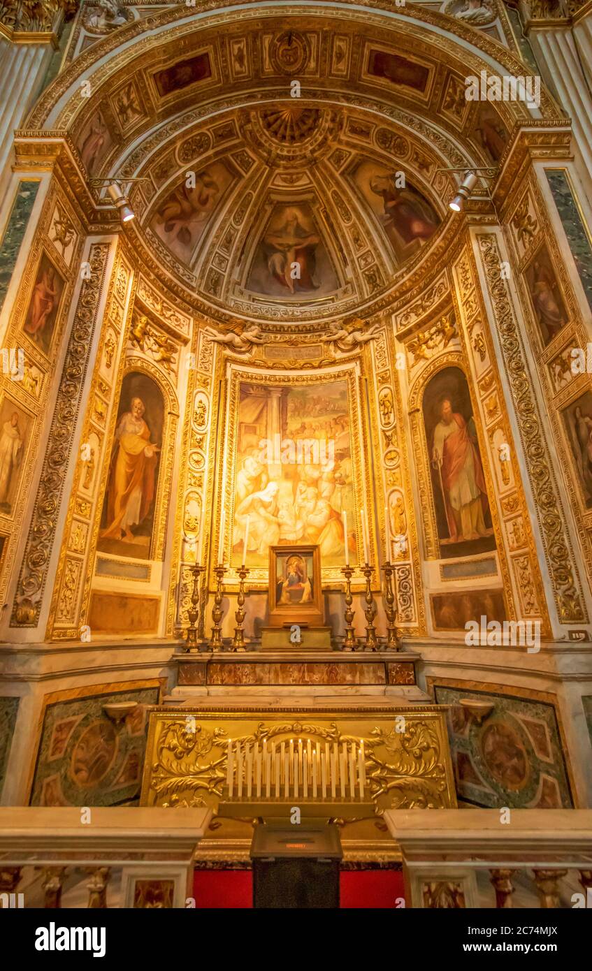 Siège du Vatican et centre principal du catholicisme, Rome présente des dizaines d'églises merveilleuses. Ici en particulier la basilique Santa Maria di Loreto Banque D'Images