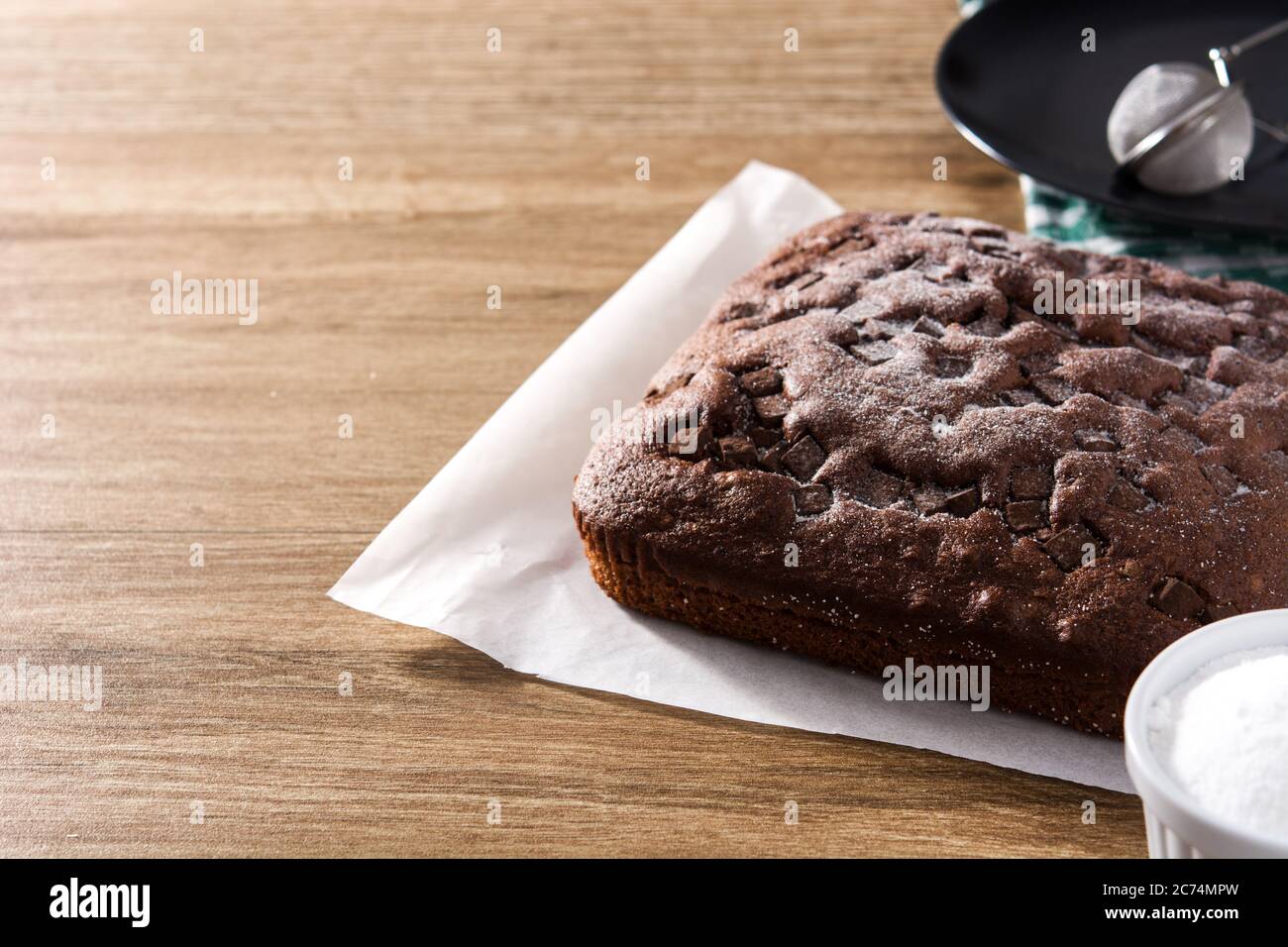 Gâteau éponge au chocolat doux sur une table en bois. Espace de copie Banque D'Images