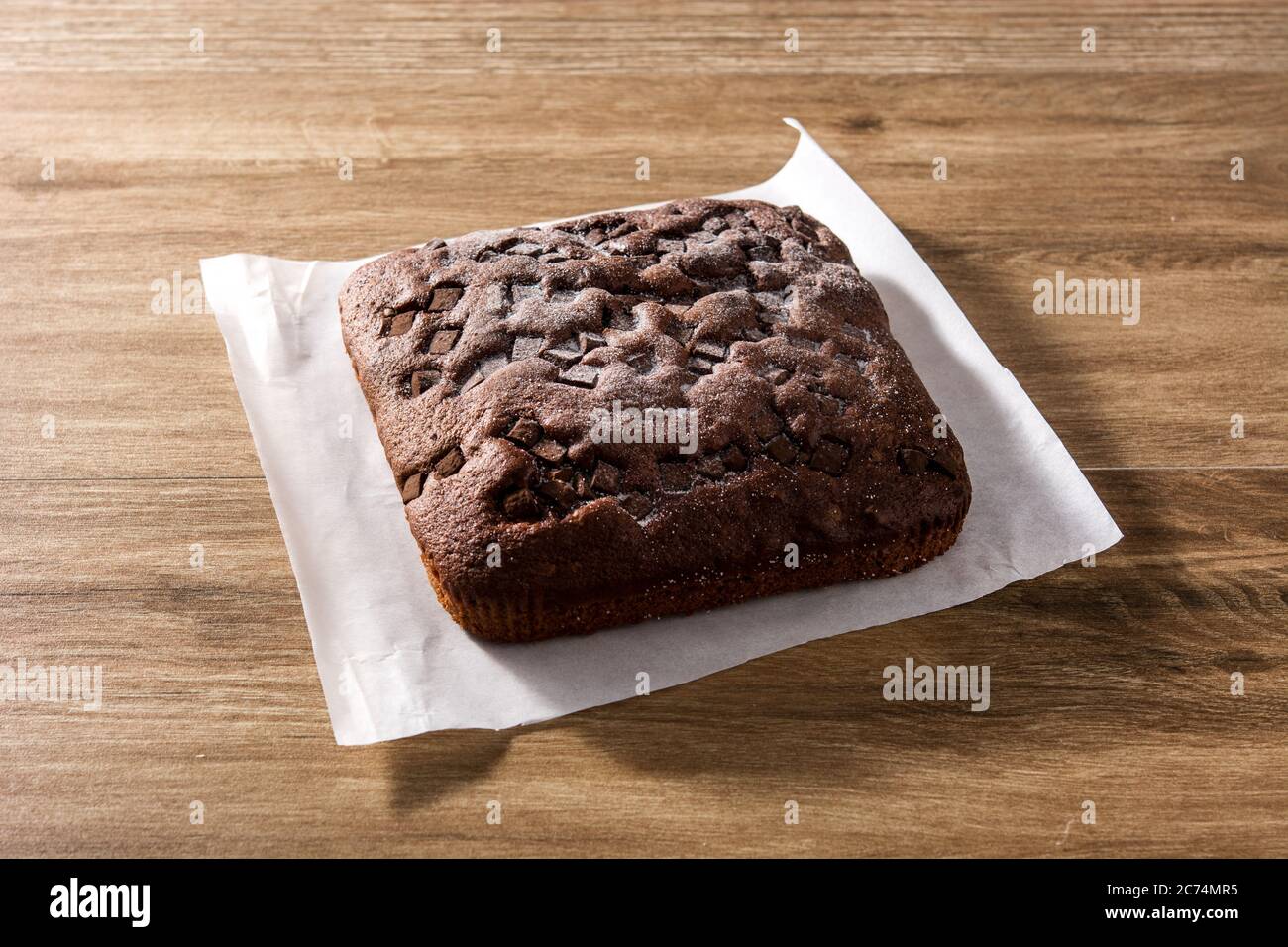 Gâteau éponge au chocolat sur table en bois Banque D'Images