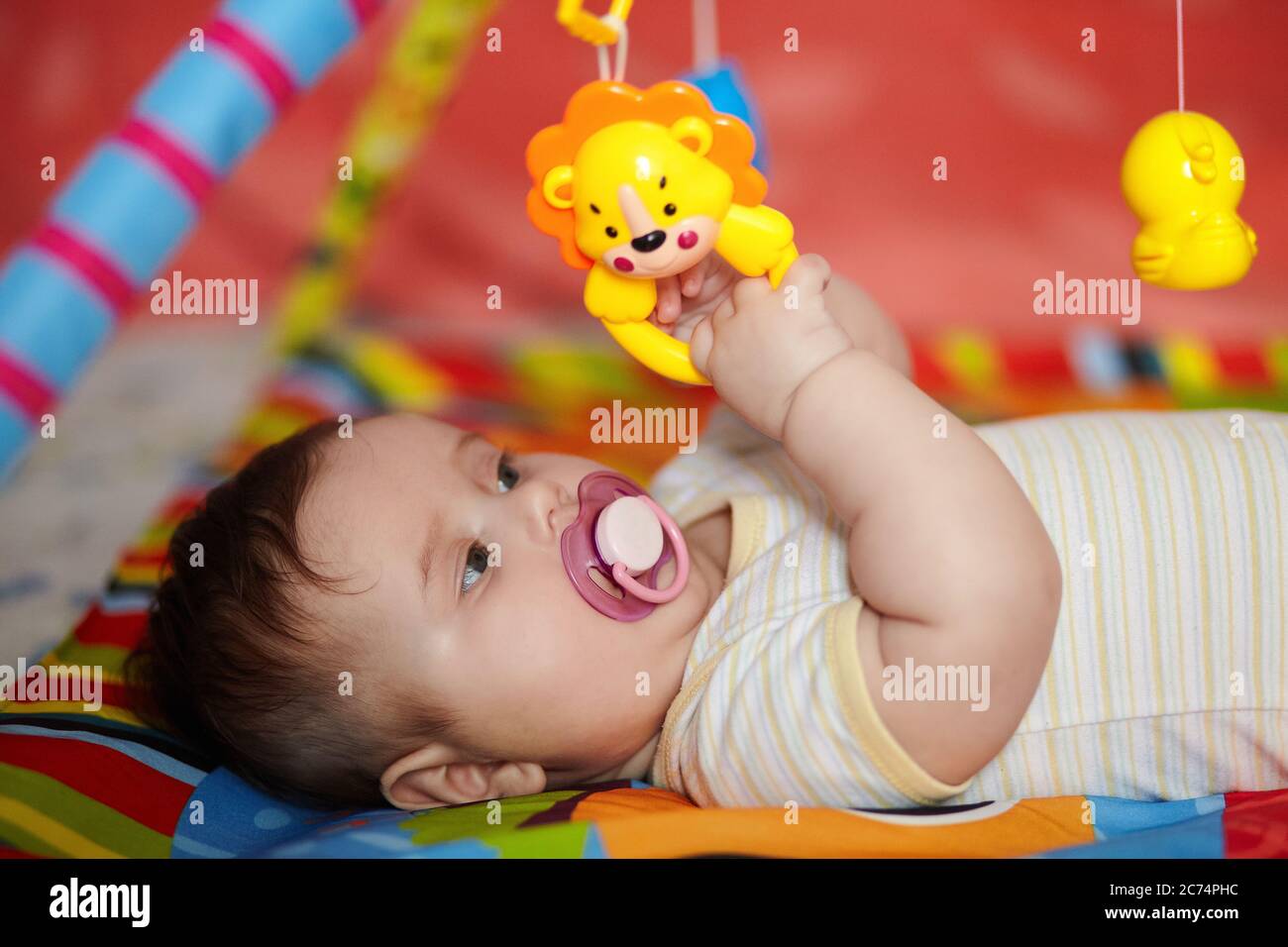 4-mois-fille de bébé jouant avec des jouets. Fille tirant la main pour un  jouet. Hochets pour nouveau-nés. L'enfant joue le bruit Photo Stock - Alamy