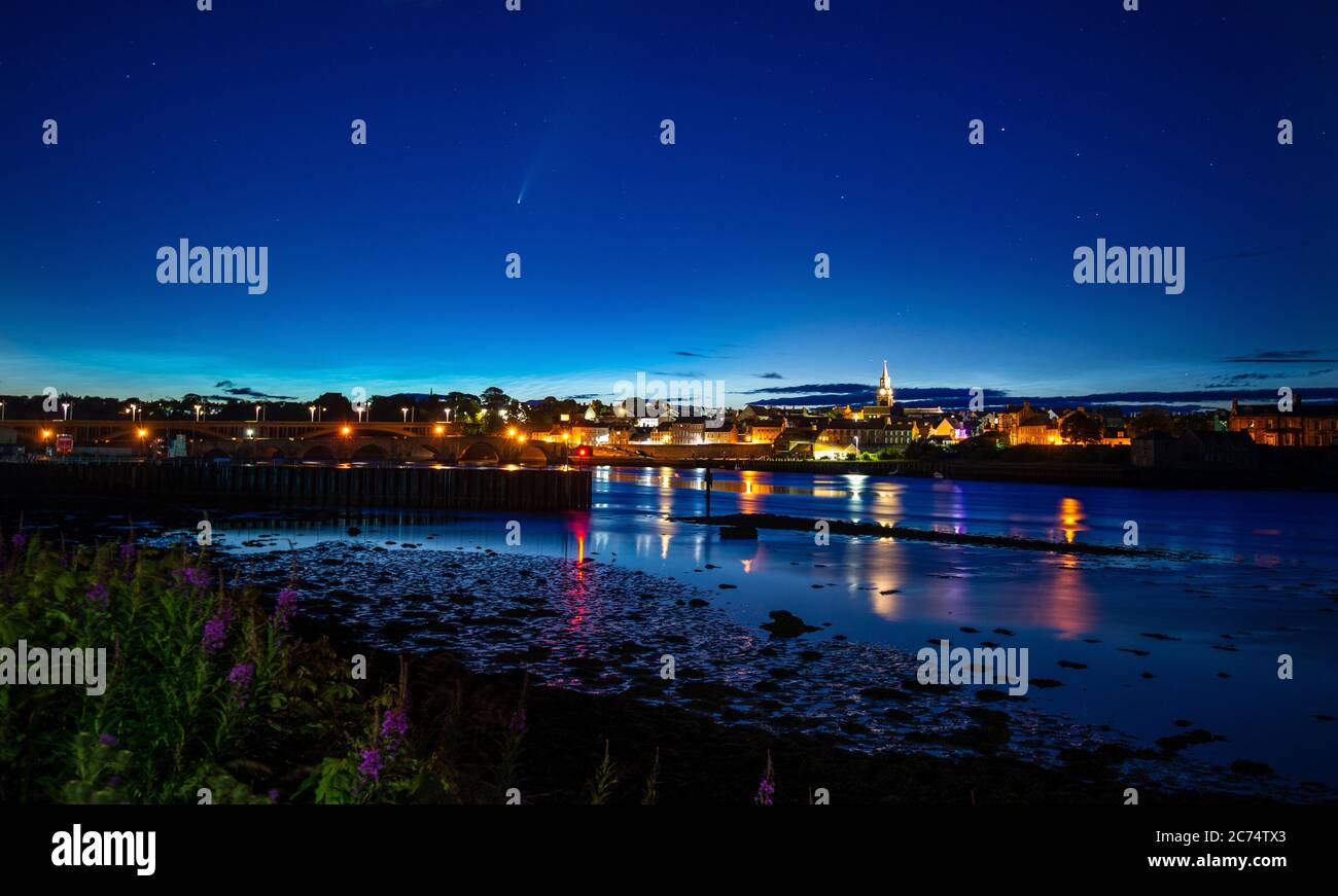 Berwick upon Tweed, Angleterre, Royaume-Uni, 20 JUL 2020 Comet NEOWISE ou C/2020 F3 (NEOWISE), est une comète rétrograde avec une orbite quasi parabolique découverte le 27 mars 2020 par des astronomes utilisant le télescope spatial NEOWISE au-dessus de la ville la plus septentrionale de Englands Berwick on Tweed, Northumberland dans les premières heures du 14 juillet 2020. Crédit Jim Gibson / Alay Banque D'Images