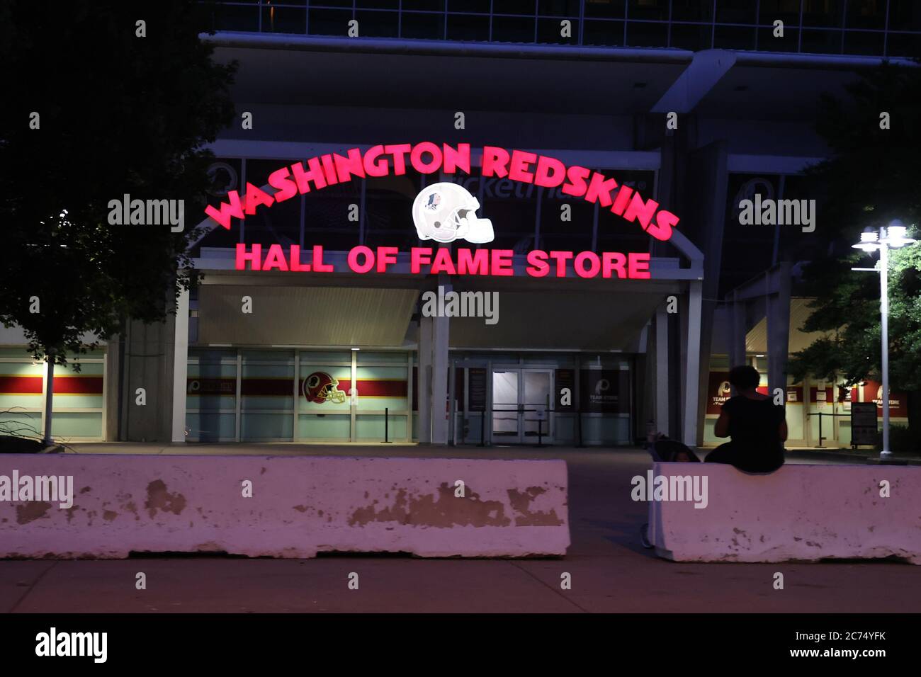 Landover, Maryland, États-Unis. 13 juillet 2020. Après la retraite des Redskins de Washington, c'est nom aujourd'hui, le dernier coucher de soleil sur le nom comme nous le savions, s'est produit à FEDEX Field. Washington Redlines Hall of Fame Store photographié, car de nombreux panneaux autour du stade devront être remplacés le 13 juillet 2020 à Landover, Maryland. Crédit : Mpi34/Media Punch/Alay Live News Banque D'Images