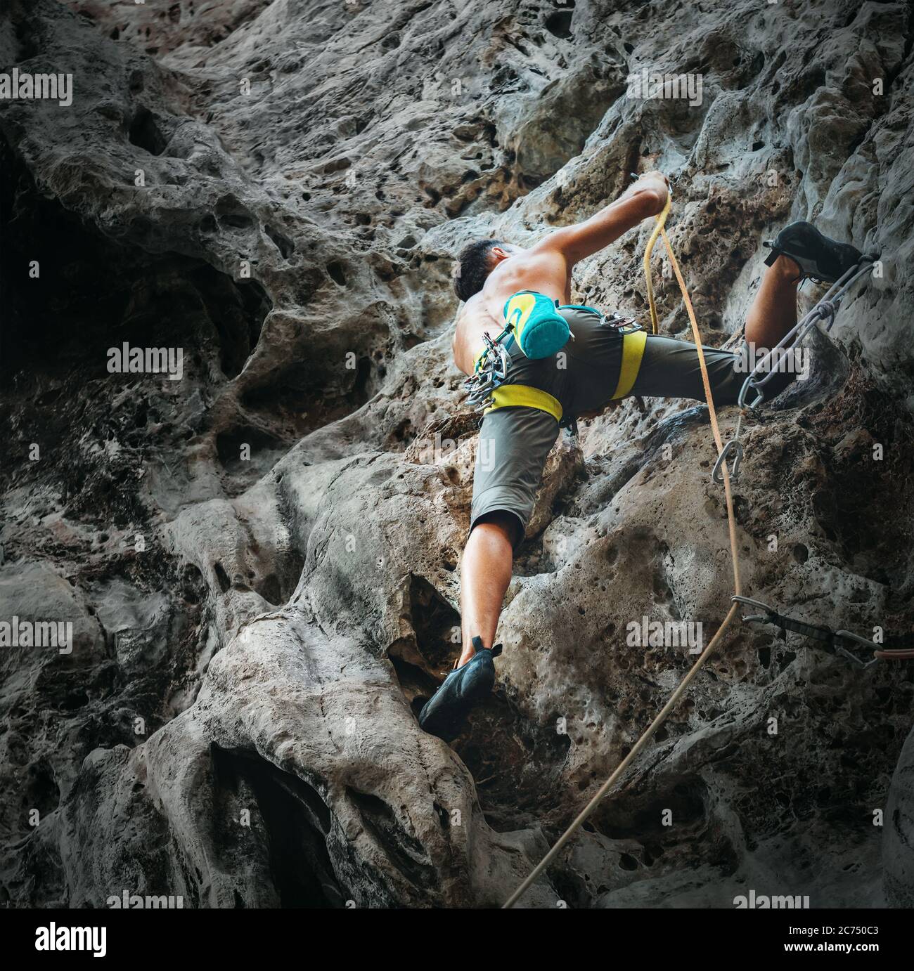 Entraînement de grimpeur de montagne jeune homme sur la route d'escalade Banque D'Images