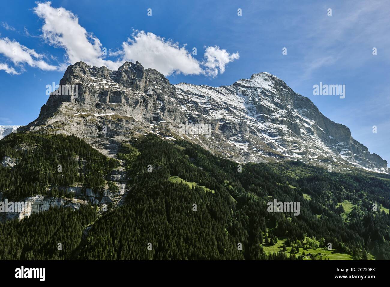 Low Angle View of Rocky Mountains Against Sky Banque D'Images