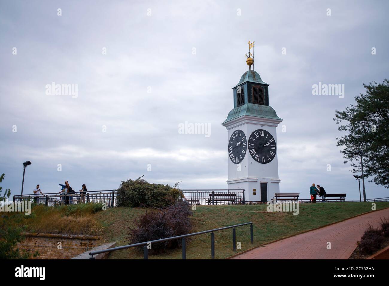 Novi Sad, Serbie, 23 juin 2020 : visiteurs à un point de vue de la forteresse de Petrovaradin, à côté d'une tour de l'horloge Banque D'Images
