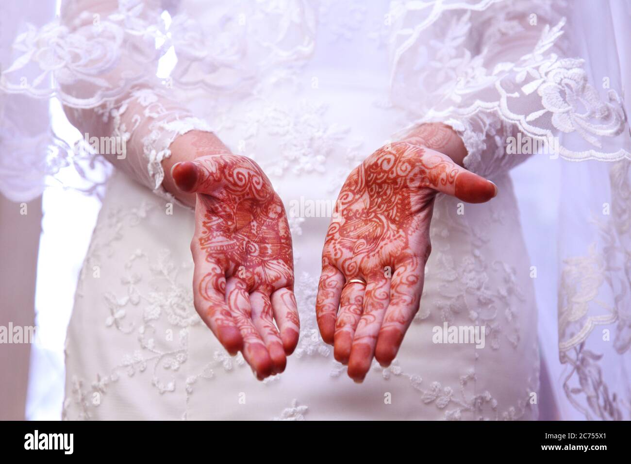 Les modèles de mariage de mariage Mehndi utilisent le colorant Henna sur les mains d'une mariée. Banque D'Images