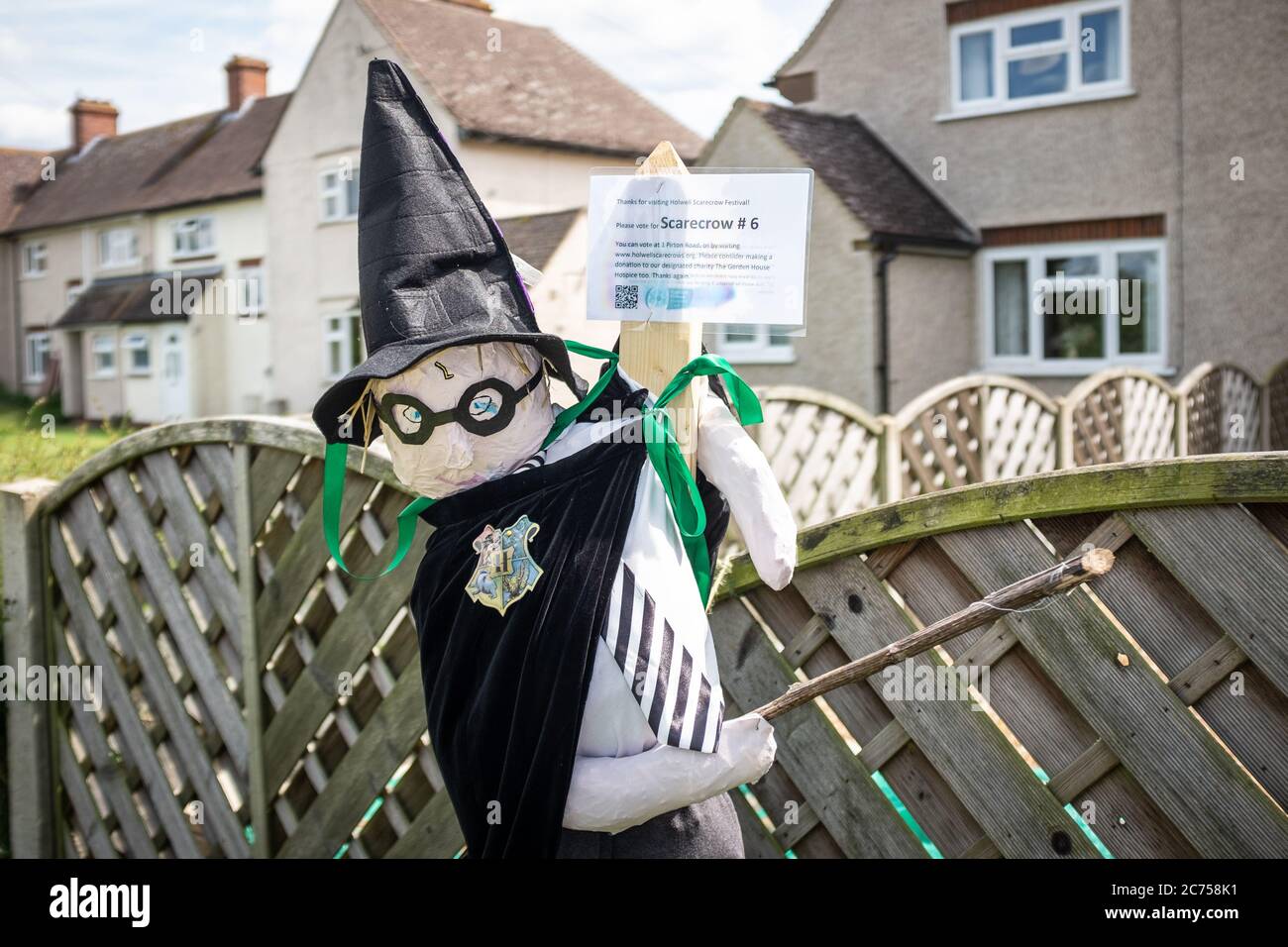 Fracas de nouveauté sur la maison extérieure pendant le festival annuel des fracas dans le village de Holwell, près de Hitchin, Hertfordshire. Banque D'Images