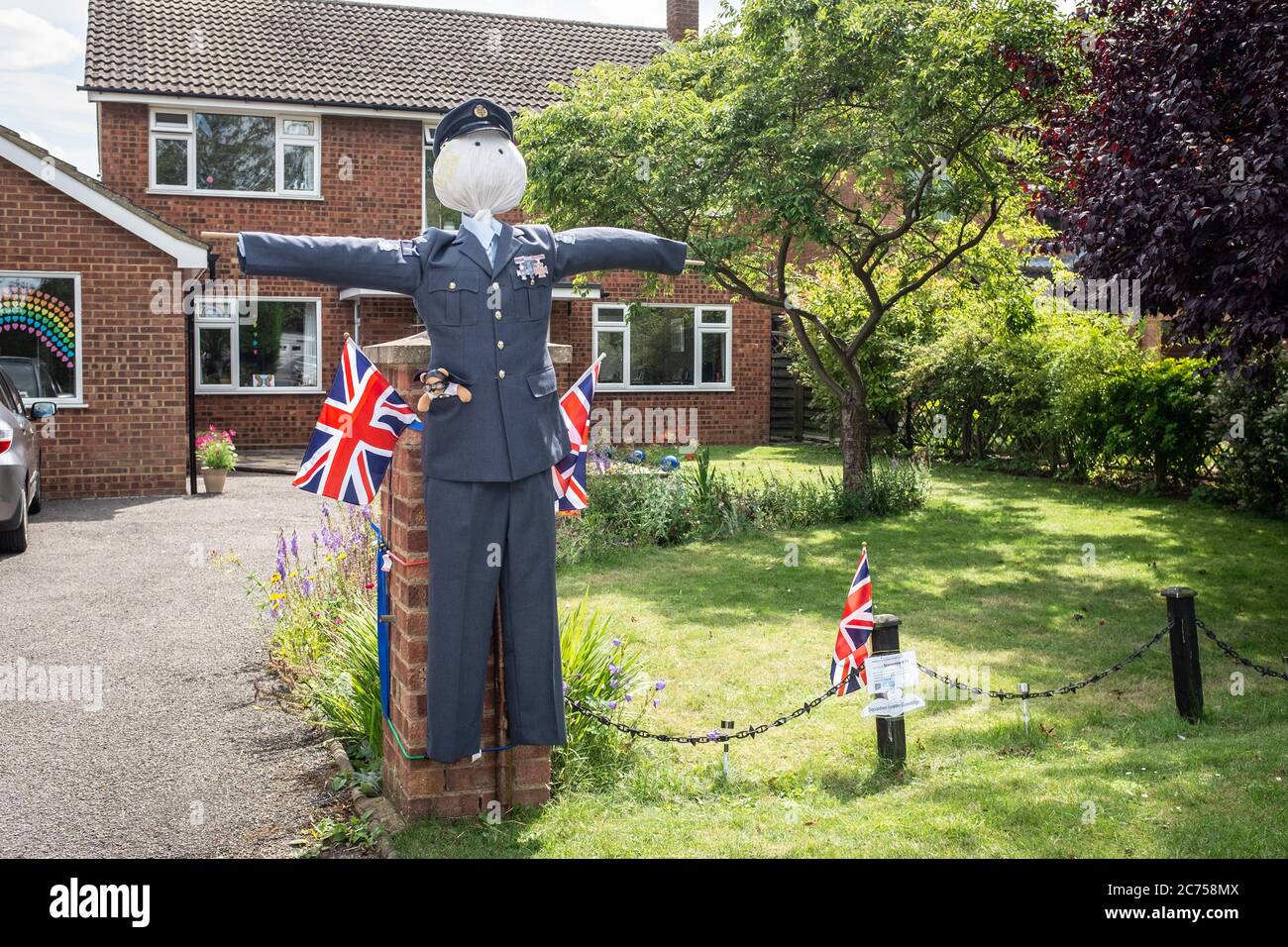 Fracas de nouveauté sur la maison extérieure pendant le festival annuel des fracas dans le village de Holwell, près de Hitchin, Hertfordshire. Banque D'Images