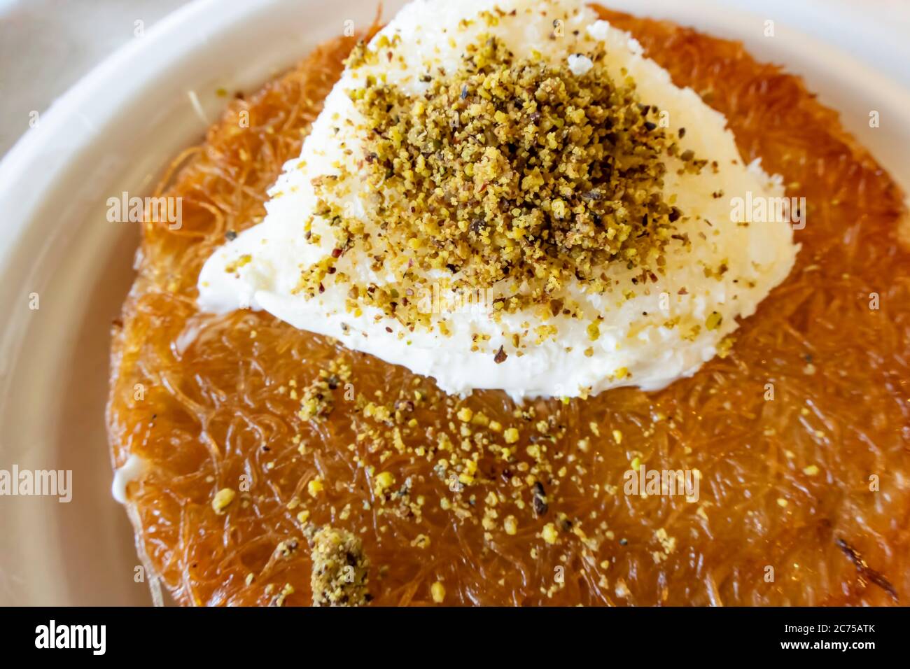 dessert turc traditionnel kunefe avec crème dans une assiette blanche Photo  Stock - Alamy