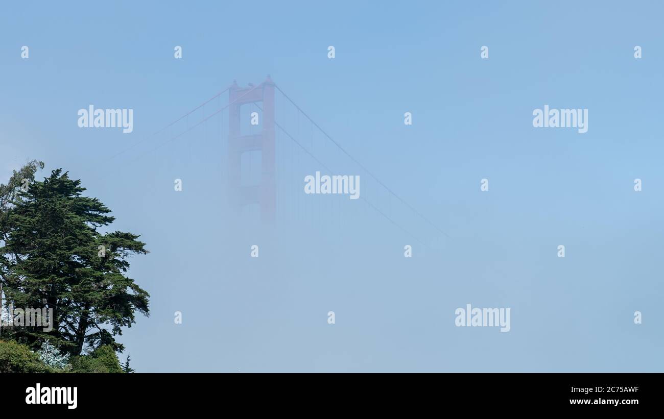 San Francisco, USA - août 2019 : Golden Gate Bridge dans le brouillard Banque D'Images