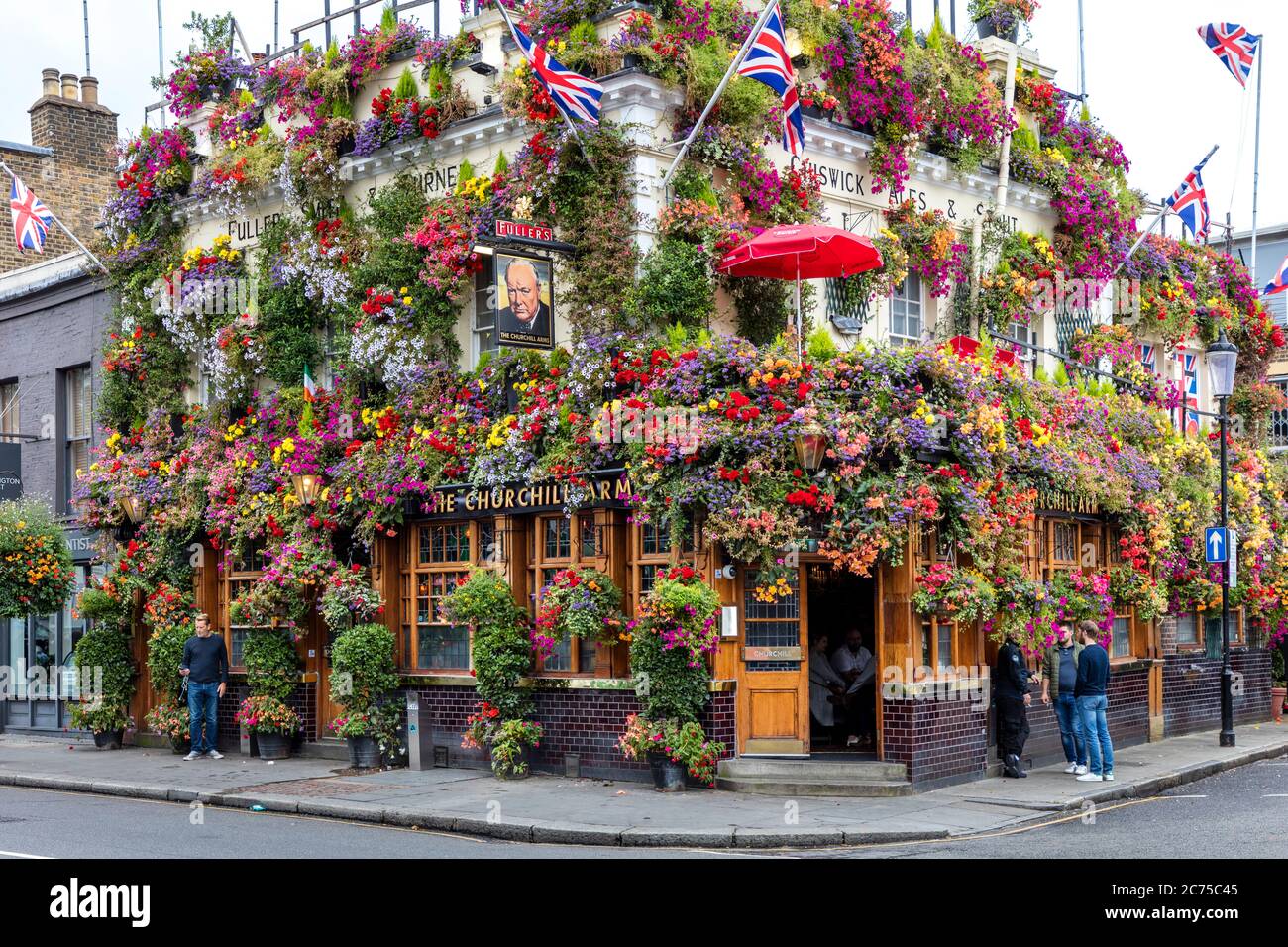 La fleur orne Churchill Arms Pub, Kensington, Londres, Angleterre, Royaume-Uni Banque D'Images La fleur orne Churchill Arms Pub, Kensington, Londres, Angleterre, Royaume-Uni Banque D'Images