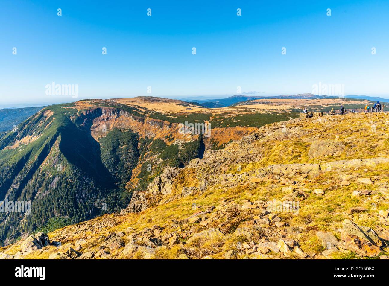 Studnicni Mountain and Giant Valley, Tchèque: Obri dul, le jour ensoleillé d'automne à Krkonose - Giant Mountains, République Tchèque. Vue depuis le point de vue sur la montagne Snezka. Banque D'Images