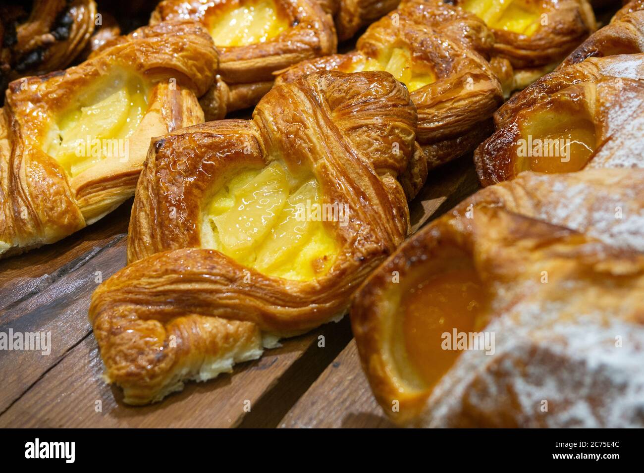 Croissants et gâteaux sur une table en bois Banque D'Images