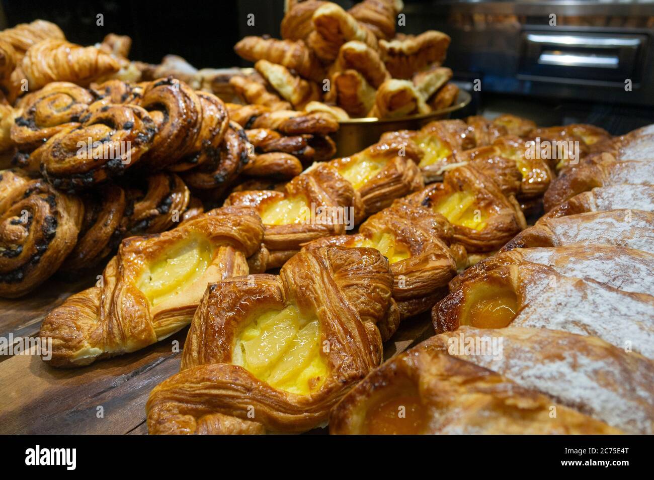 Croissants et gâteaux sur une table en bois Banque D'Images