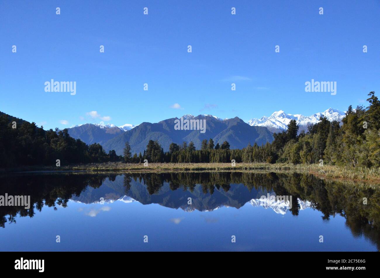 Le lac Matheson, près du glacier Fox dans le sud de la Westland, en Nouvelle-Zélande, est célèbre pour ses vues réfléchis sur Aoraki/Mount Cook et le mont Tasman. Banque D'Images