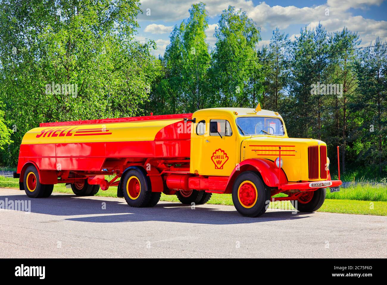Vintage Scania-Vabis Shell camion-citerne à combustible année 1952 garé sur une cour un jour ensoleillé de l'été. Salo, Finlande. 12 juin 2020. Banque D'Images