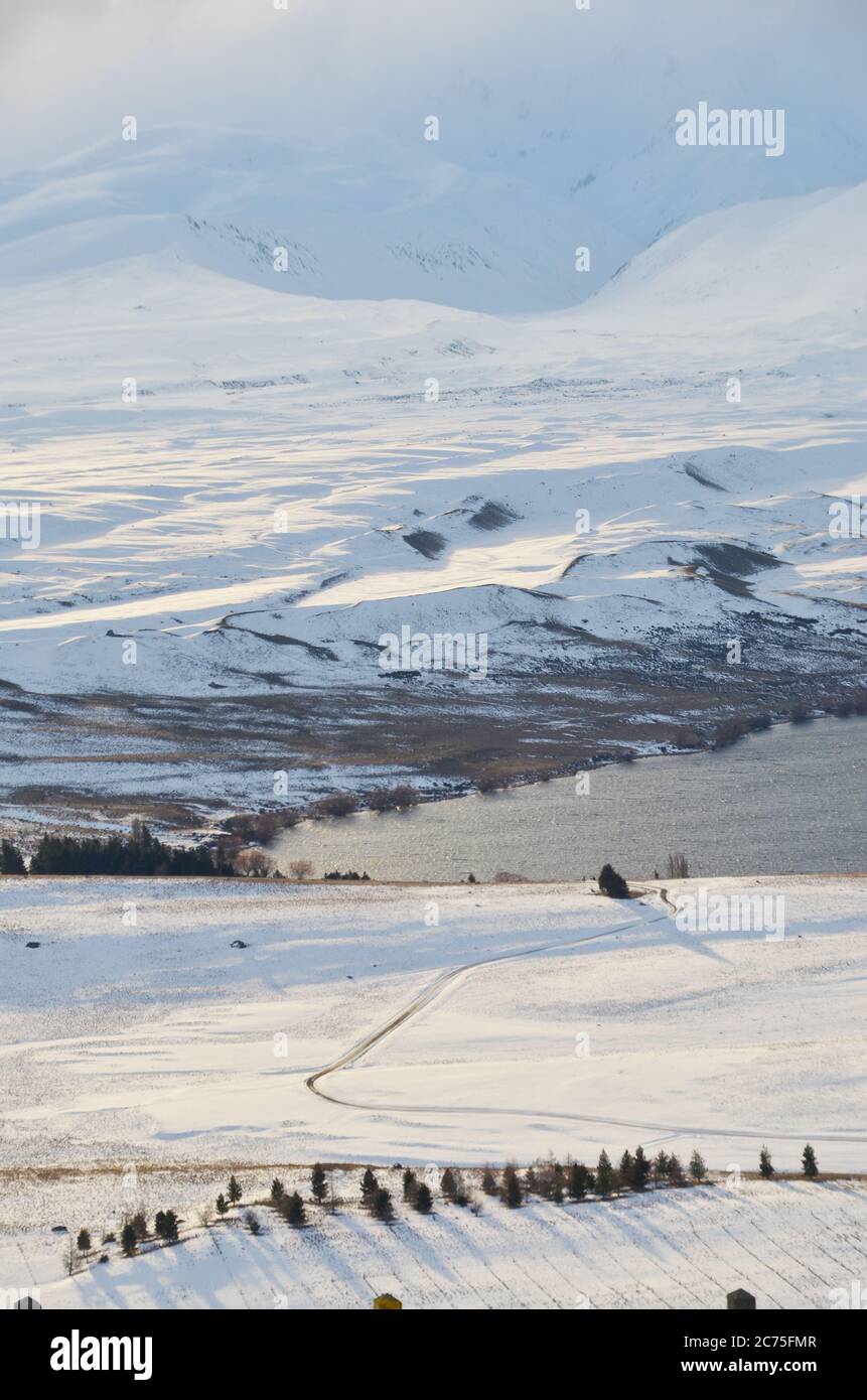 Hiver avec de fortes chutes de neige au Mont John. C'est une grande colline surplombant le lac Tekapo, avec une vue panoramique à 360 degrés sur le bassin du Mackenzie. Banque D'Images