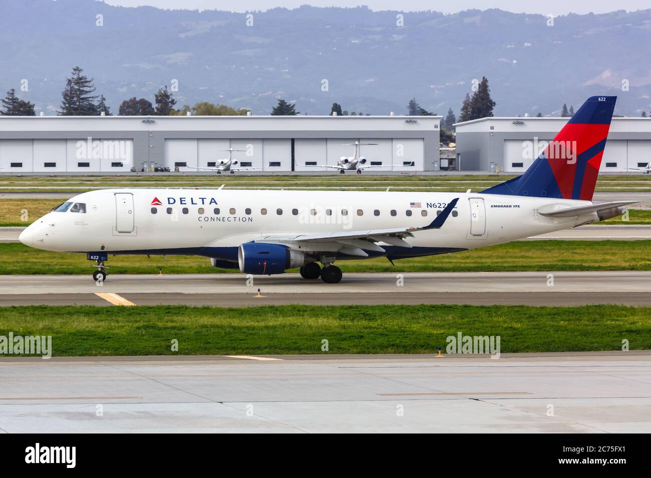 San Jose, Californie - 11 avril 2019 : Delta Connection Compass Airlines Embraer ERJ 175 avion à l'aéroport de San Jose (SJC) en Californie. Banque D'Images