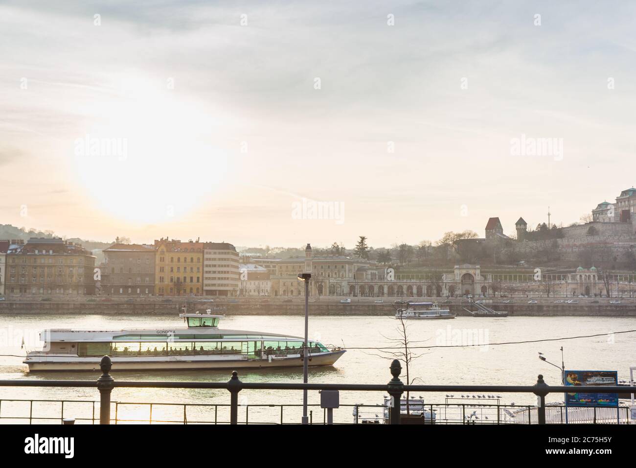 BUDAPEST, HONGRIE - 27 janvier 2019 : petit navire sur le Danube en direction de Budapest Banque D'Images