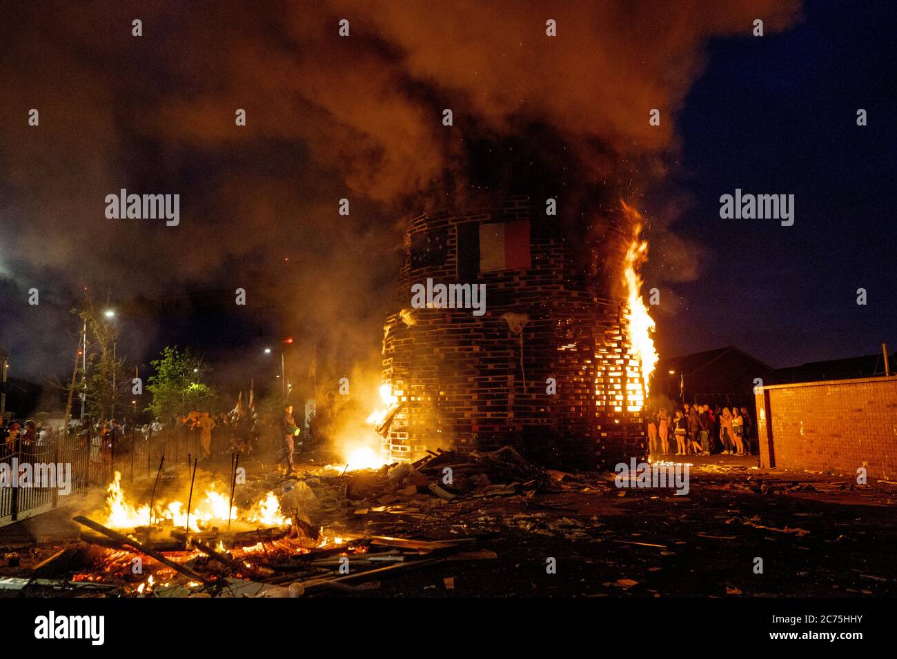 Les célébrations de la onzième nuit ont lieu à côté du parc commémoratif Dr Pitt, à la sortie de la Lower Newtownards Road à Belfast. Banque D'Images