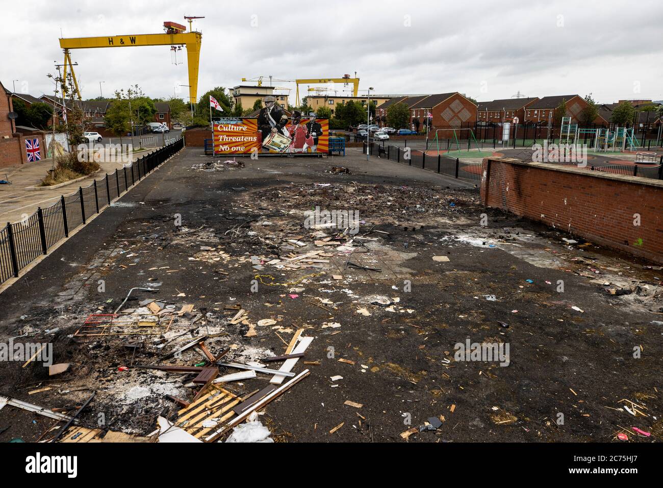 Les suites d'un feu de joie de la onzième nuit à côté du parc commémoratif du Dr Pitt, au large de la route inférieure Newtownards à Belfast. Banque D'Images