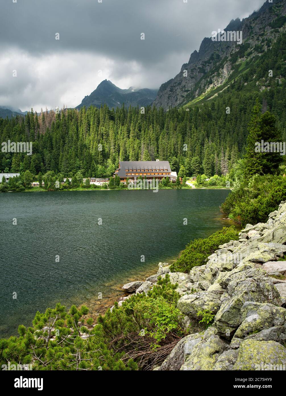 Popradske pleso près de Strbske pleso en Slovaquie. Banque D'Images