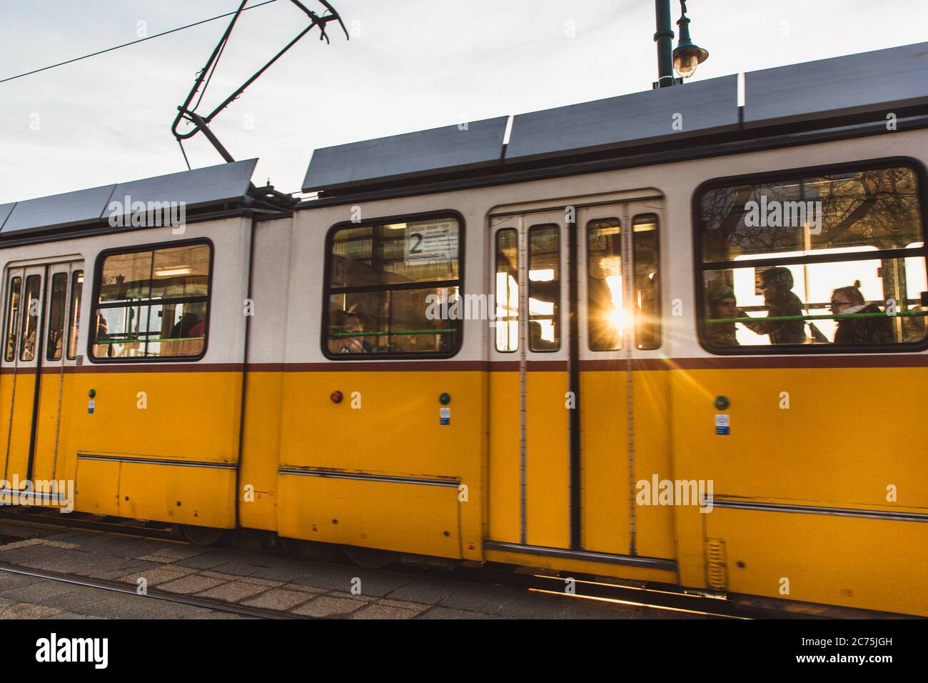 BUDAPEST, HONGRIE - 27 janvier 2019 : tramway jaune à Budapest près du remblai du côté Pest à Budapest. Ligne 2 Tram à Budapest Banque D'Images