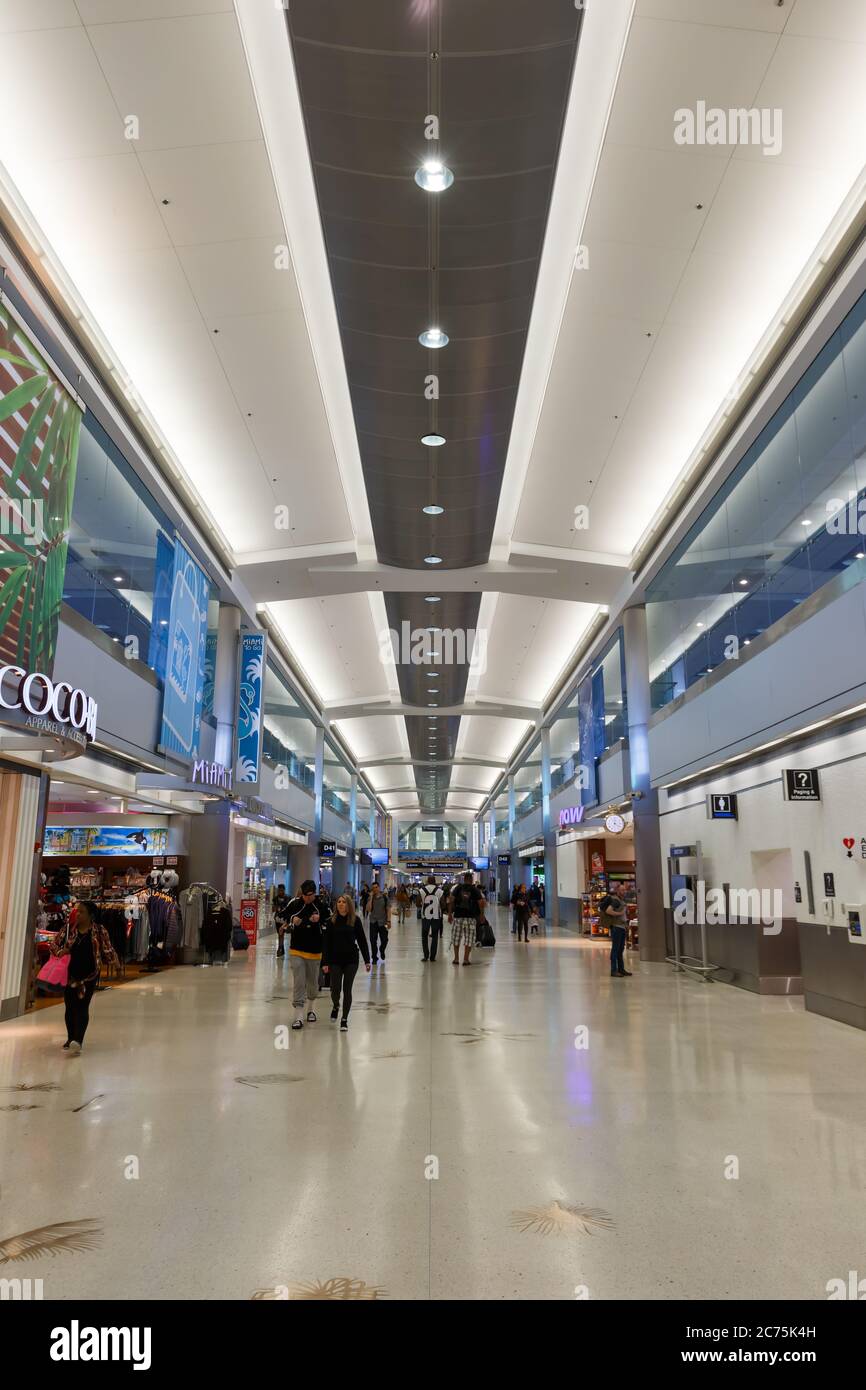 Miami, Floride - 7 avril 2019 : terminal Concourse D de l'aéroport de Miami (MIA) en Floride. Banque D'Images