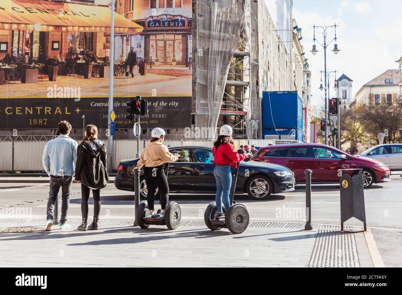 Budapest, Hongrie. 2019 octobre : les touristes voyagent en Segway sur la rue centrale de Budapest, Hongrie Banque D'Images