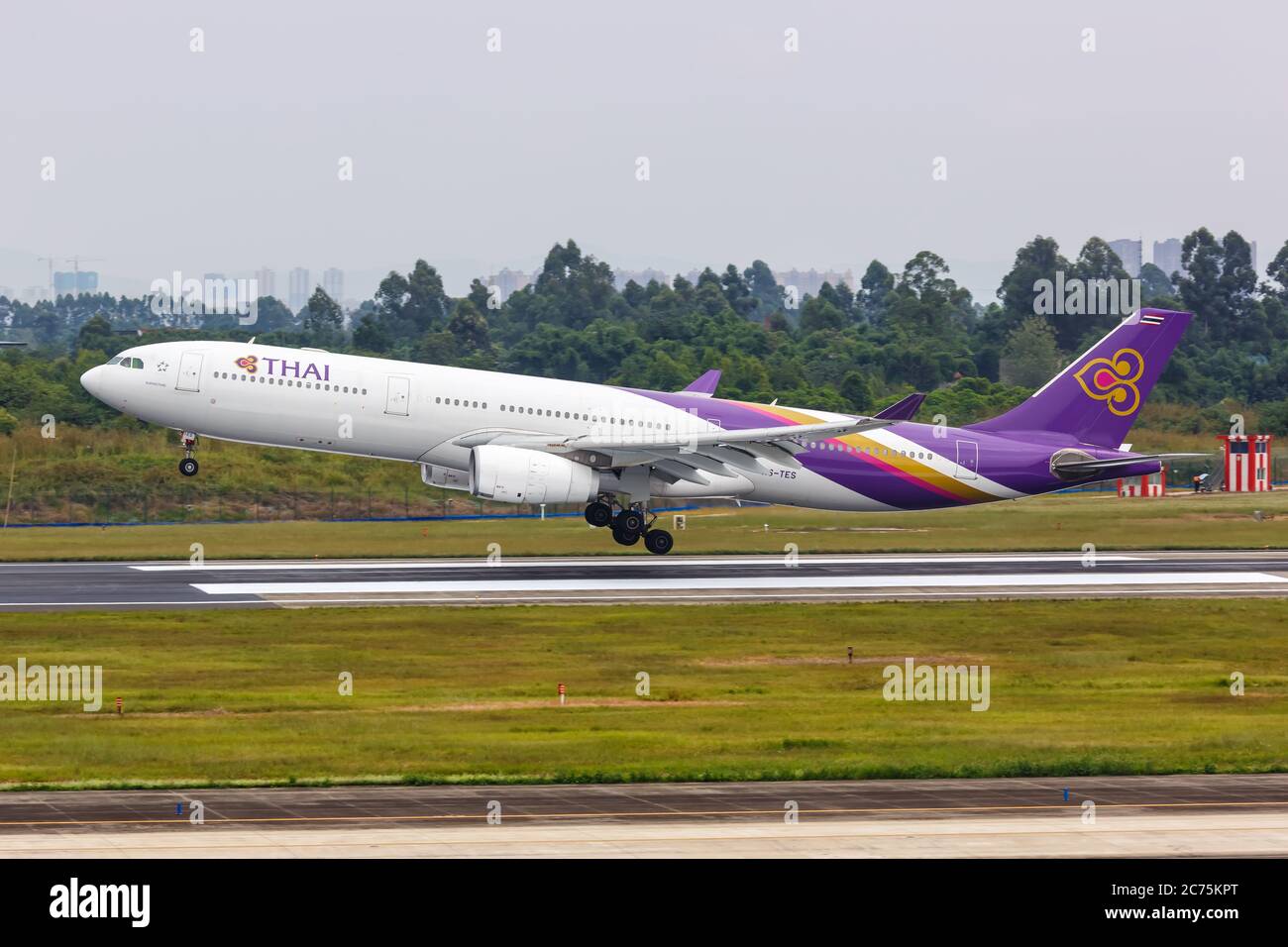 Chengdu, Chine - 22 septembre 2019 : avion A330-300 Thai Airways International à l'aéroport Chengdu Shuangliu (CTU) en Chine. Airbus est un euro Banque D'Images