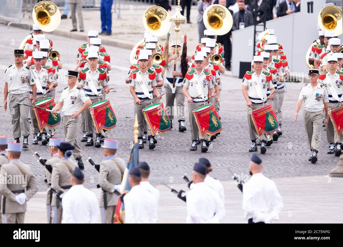 (200714) -- PARIS, le 14 juillet 2020 (Xinhua) -- la fête de la Bastille se tient à la place de la Concorde à Paris, en France, le 14 juillet 2020. Sans le défilé militaire traditionnel sur la célèbre avenue des champs-Elysées et la célébration publique, le président français Emmanuel Macron a présidé mardi la cérémonie du 14 juillet éclipsée par la crise du coronavirus. Pour la célébration de cette année, le défilé militaire, qui a traditionnellement attiré d'énormes foules, a été annulé pour la première fois depuis 1945 et remplacé par un déficher réduit sur la place de la Concorde dans le centre Banque D'Images